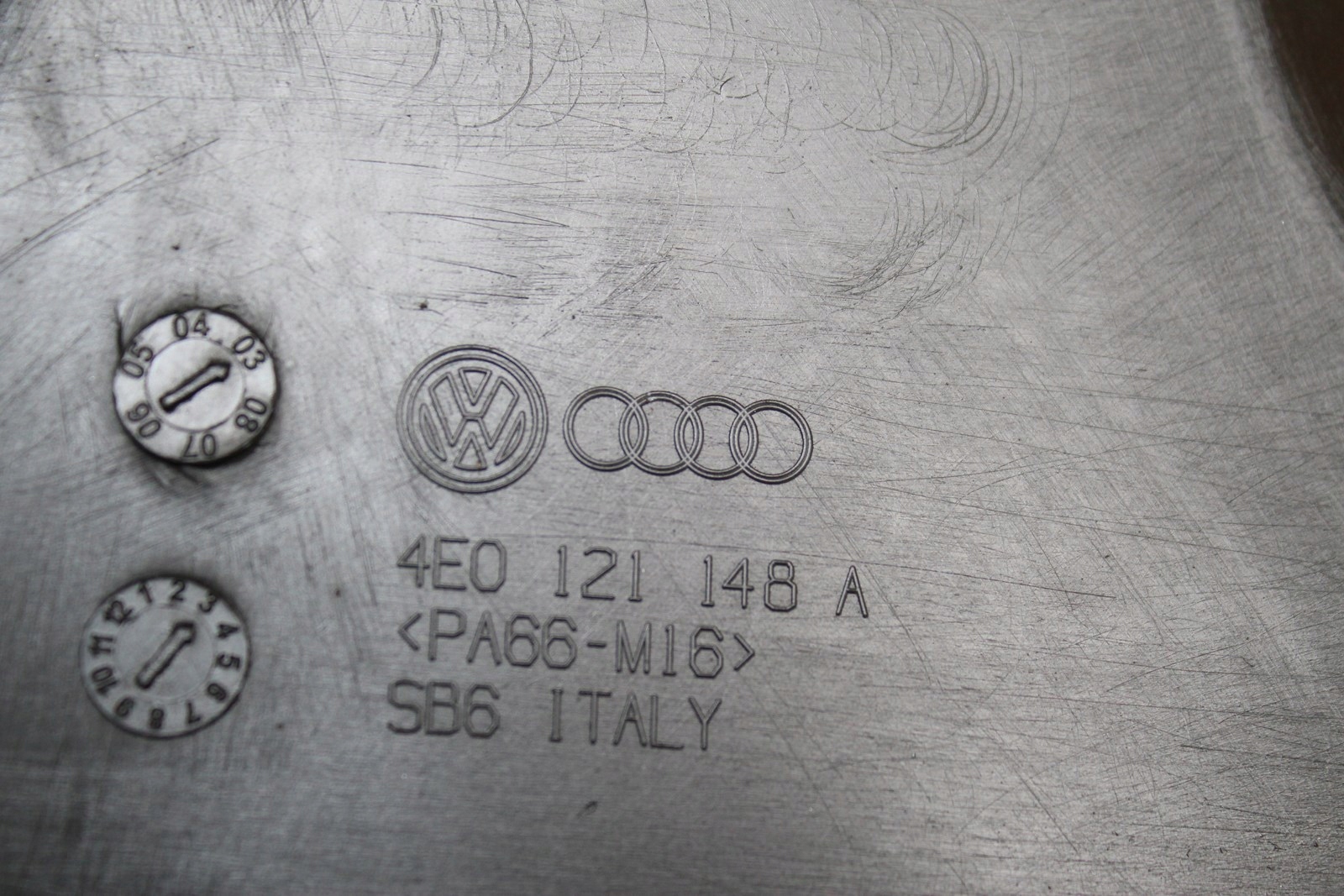 Audi A8 D3 защита крышка бачка 4E0121148A