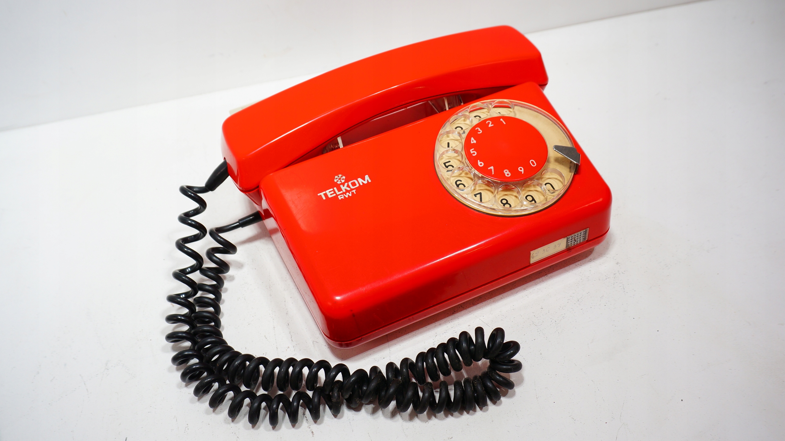 Kultowa ikona designu PRL – Telefon Aster RWT w kolorze czerwonym