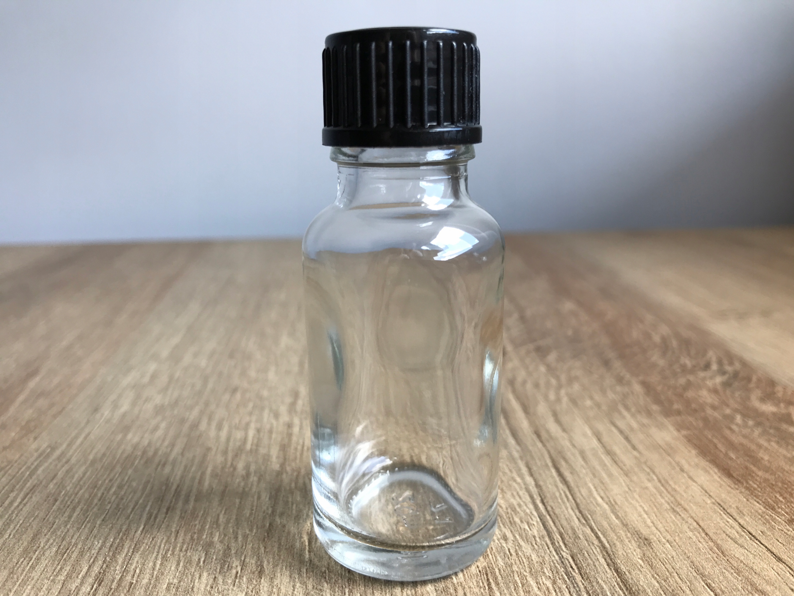 

Butelka szklana bezbarwna 30 ml z nakrętką czarną
