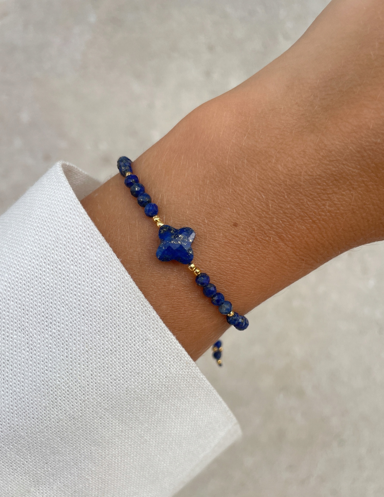 Náramek na šňůrce s lapisem lazuli a čtyřlístkem