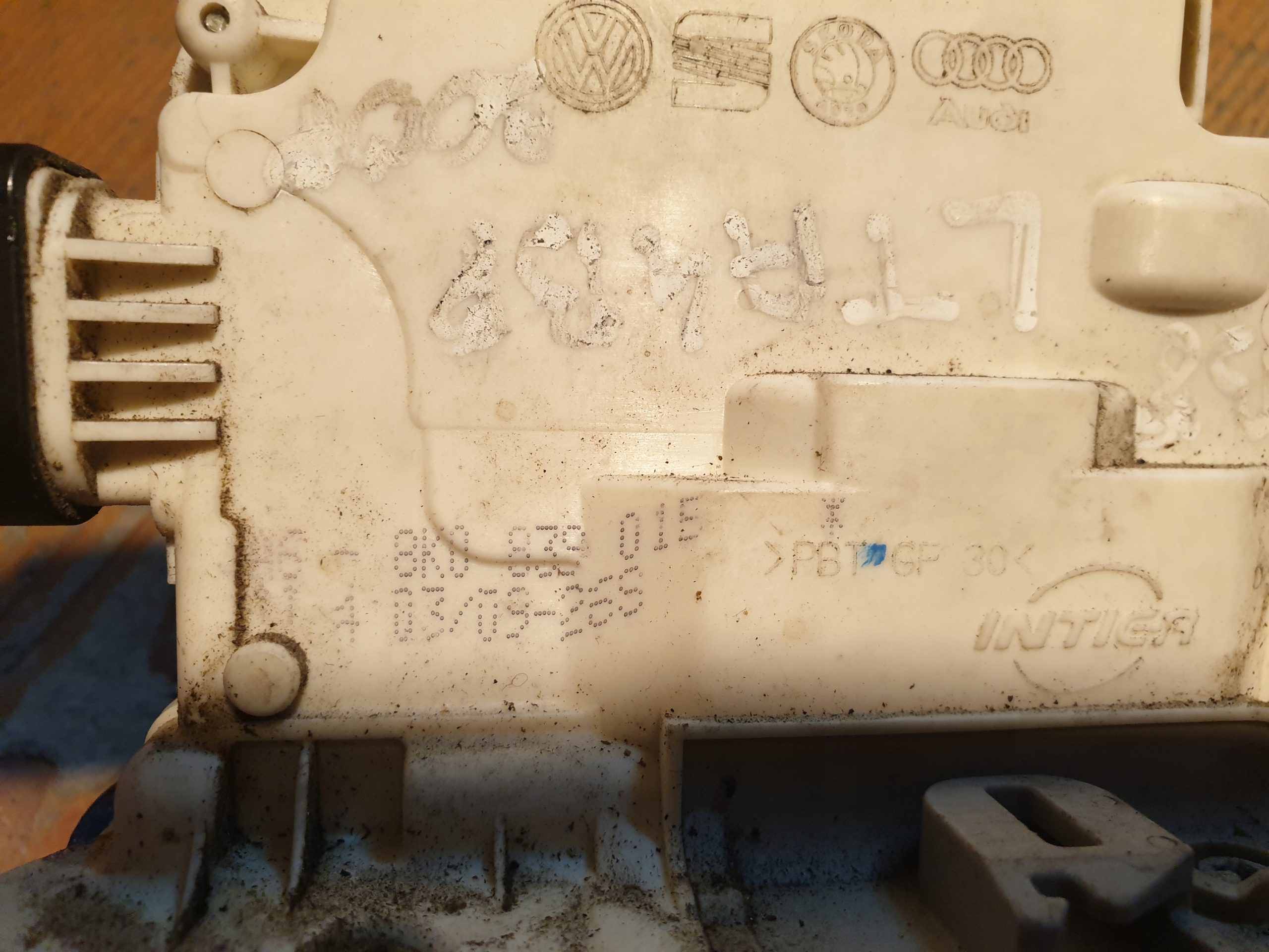 lock door AUDI A4 B8 A5 8K0839015 left rear part 8 pin