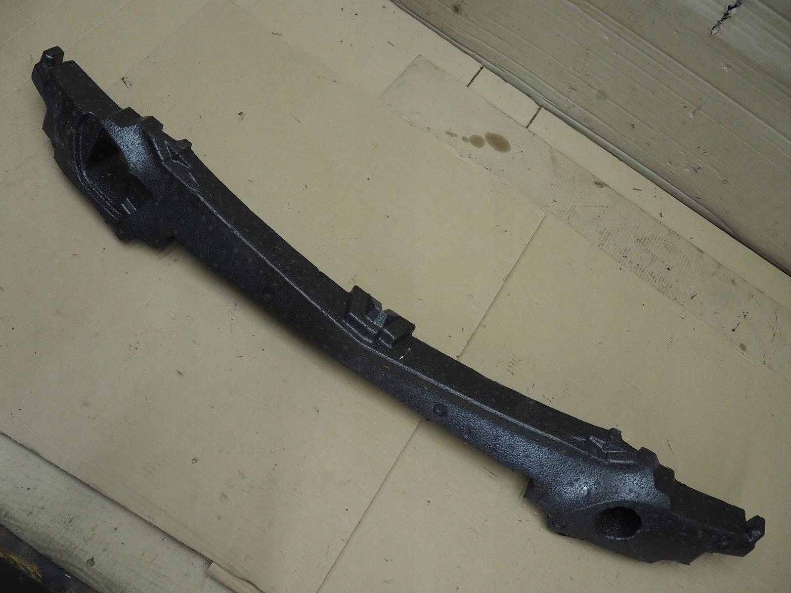 2468850037 - MERCEDES B W246 амортизатор піни переднього бампера