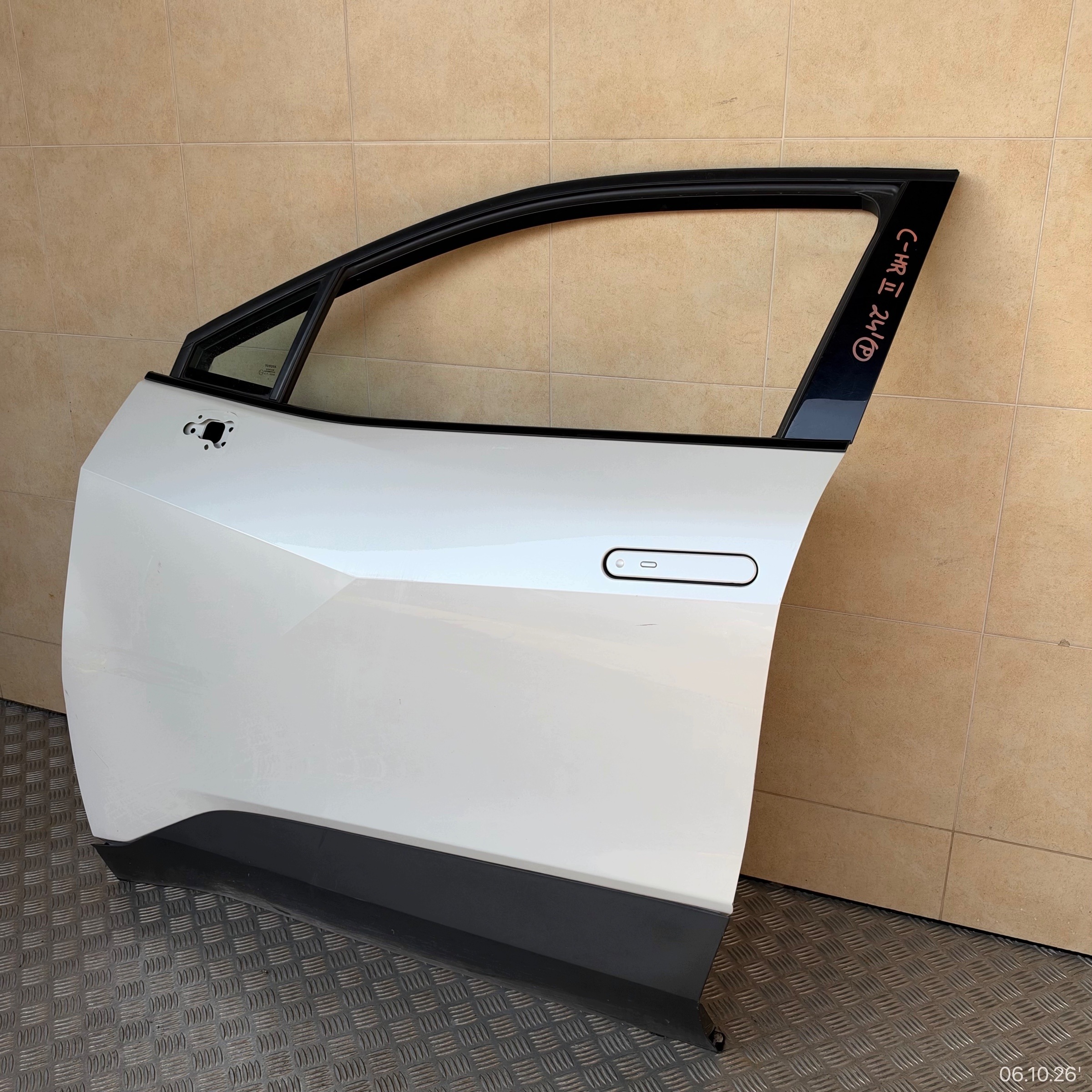 door complete front left TOYOTA C-HR II 2024 year