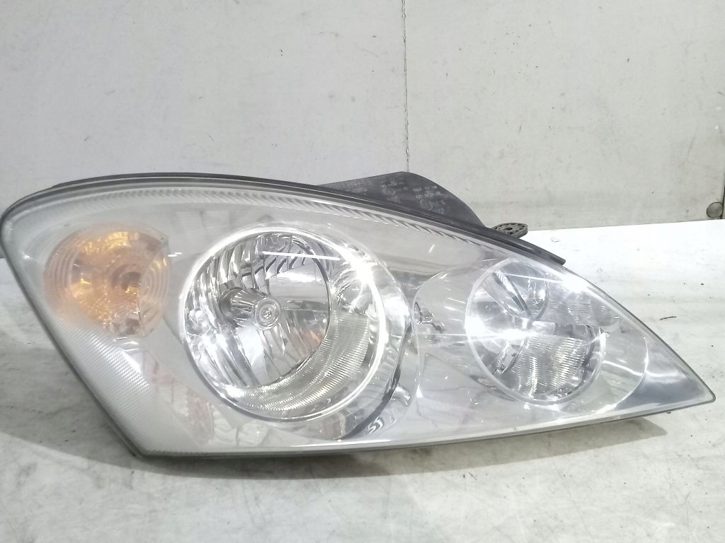 Kia Ceed and 1 light right front front