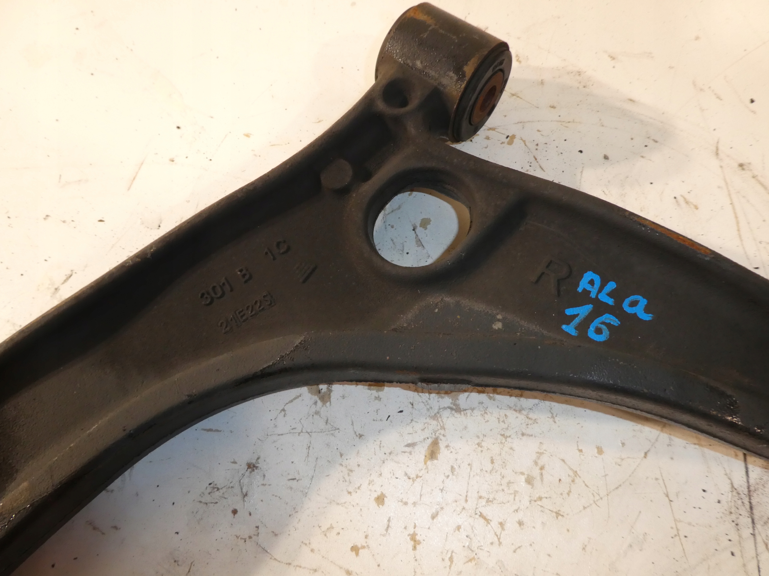 arm front right RENAULT MASTER III