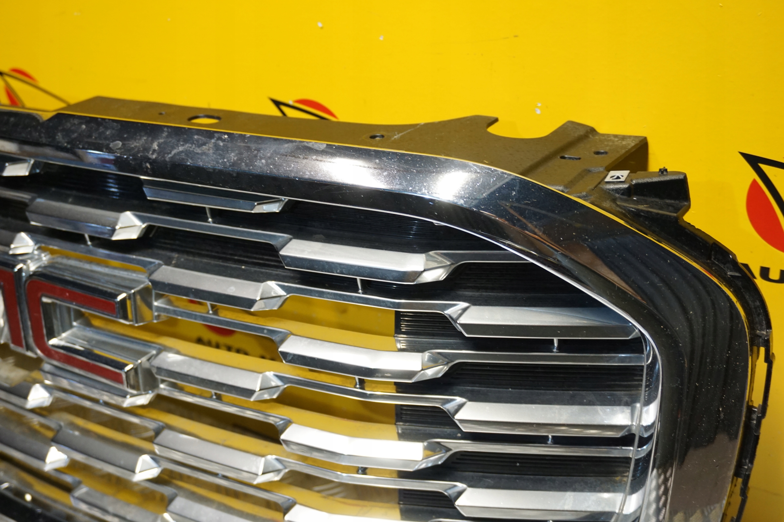 GMC TERRAIN DENALI 2018 - 2021 Atrapa Grill Chrom 84177743 Kolor do lakierowania