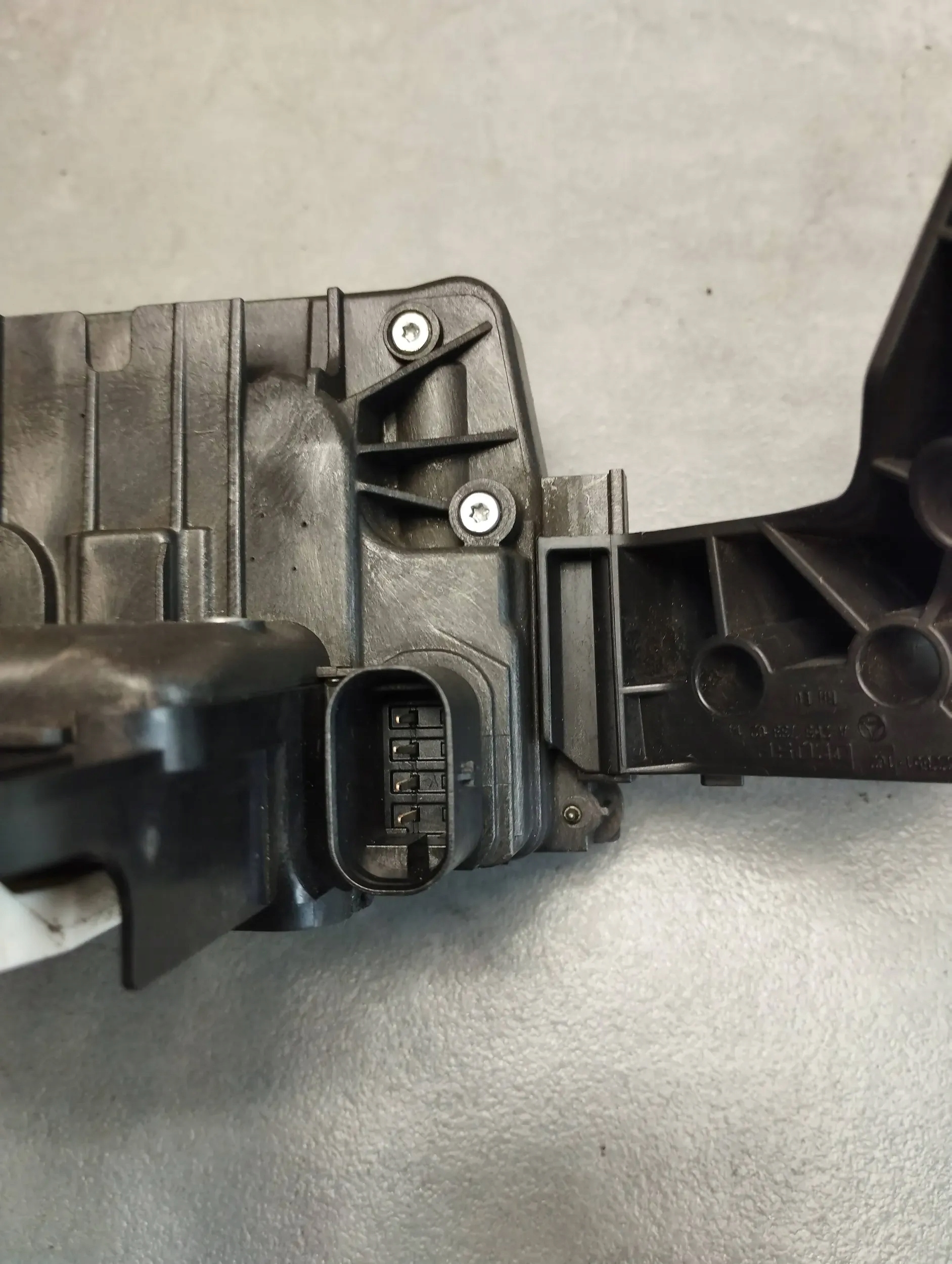 Mercedes-Benz GLC X253 lock right rear part A2220064099