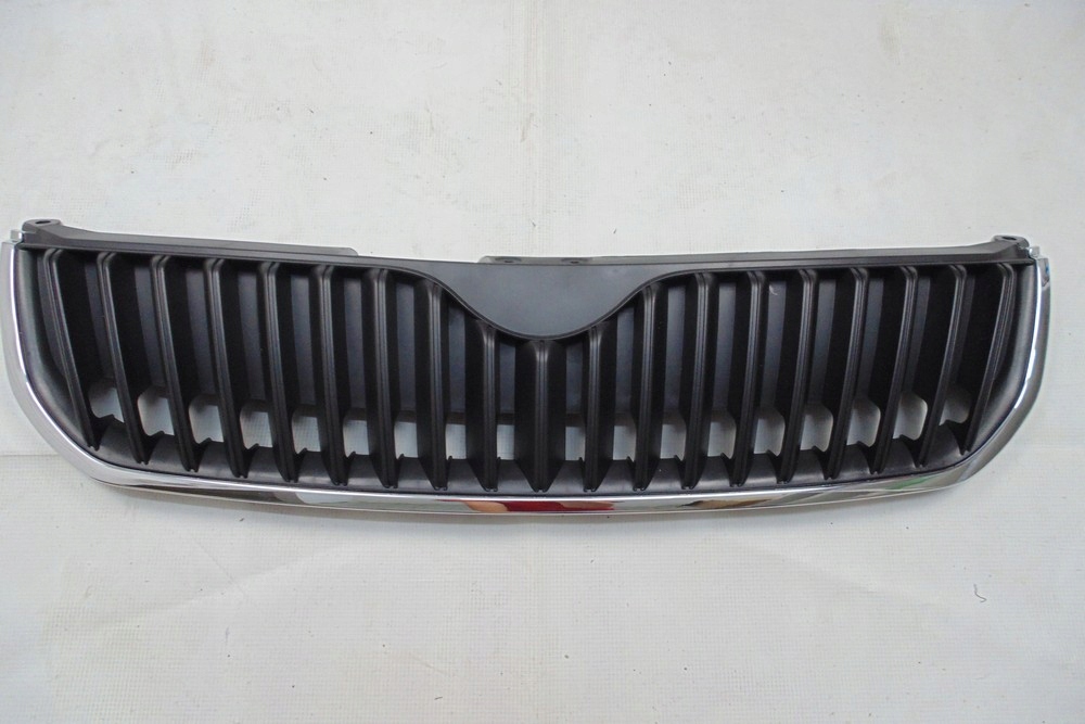 

Atrapa Gril Grill Chrom Znak Skoda Superb II 2