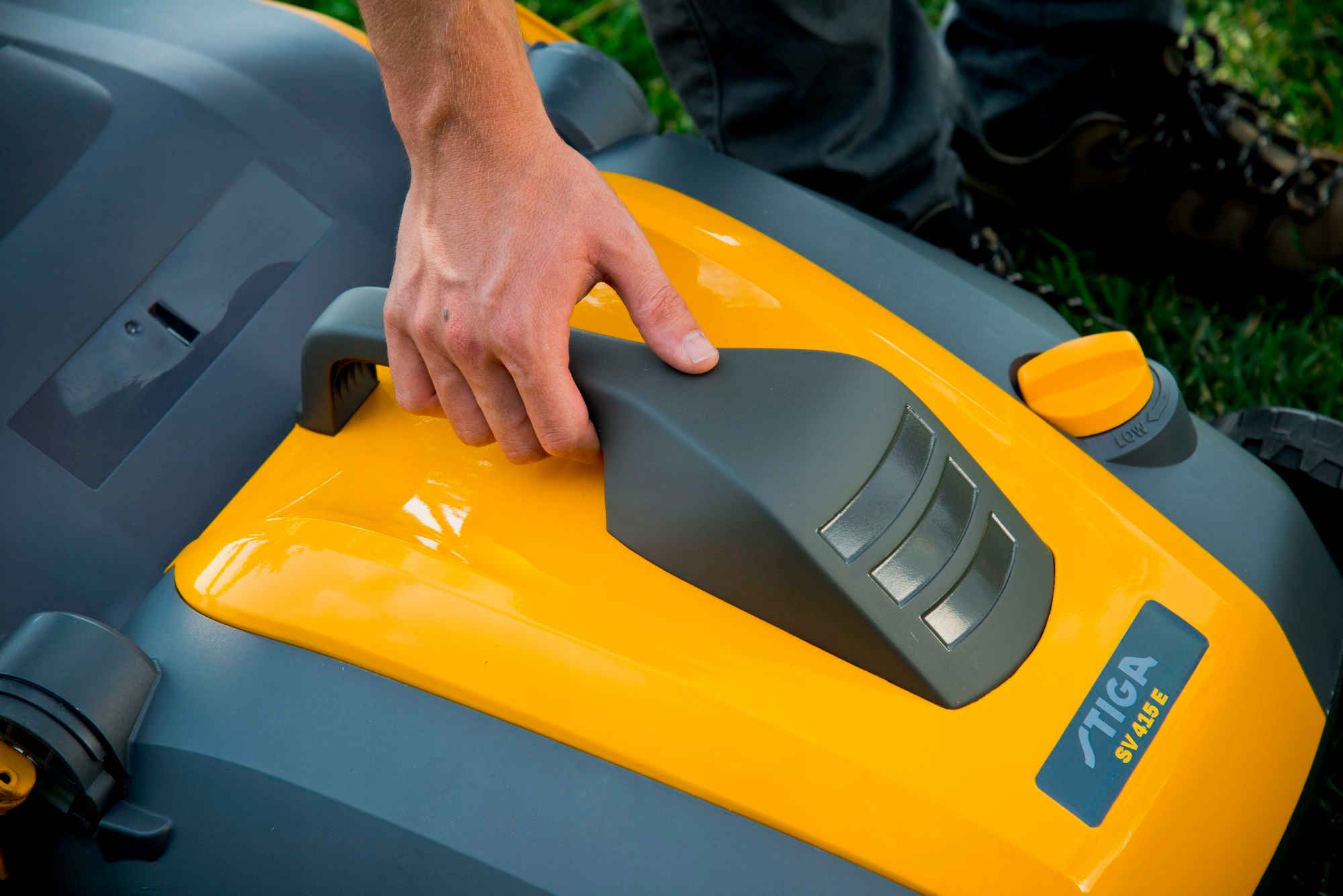 AERATOR WERTYKULATOR Elektryczny STIGA 1500 W 38 cm 2 WAŁKI 2w1 Kosz 50 l Waga narzędzia 14.5 kg