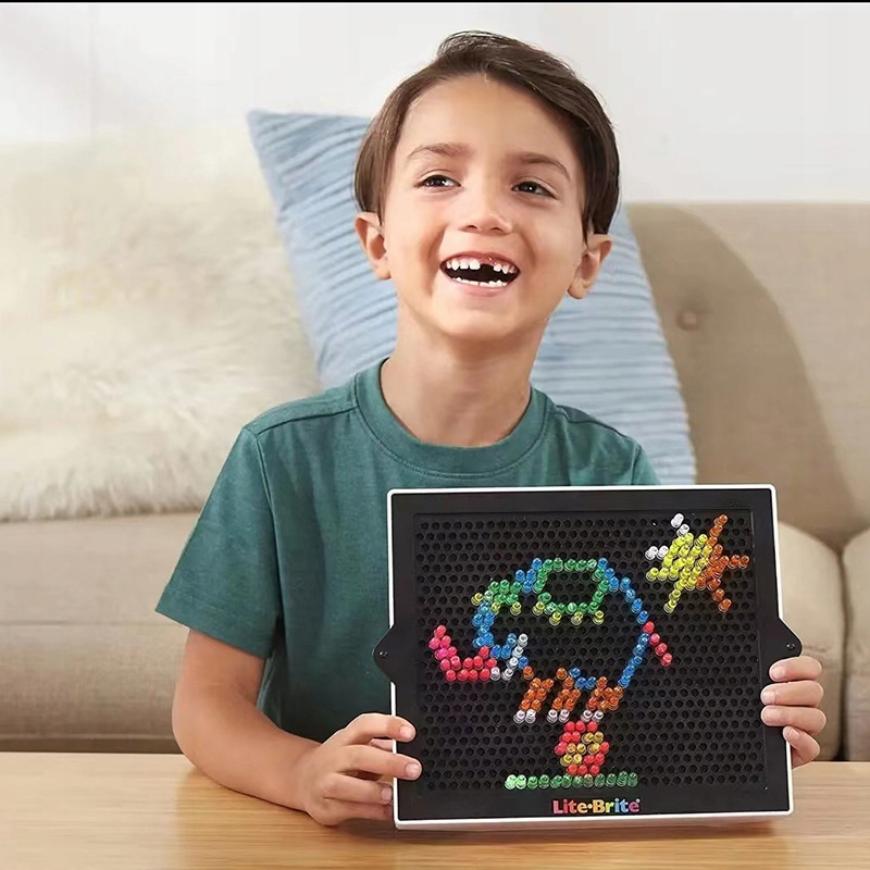 UKŁADANKA GUZIKOWA EDUKACYJNA TABLICA PODŚWIETLANA 3D MAGIC LED PINEZKAMI Marka inna