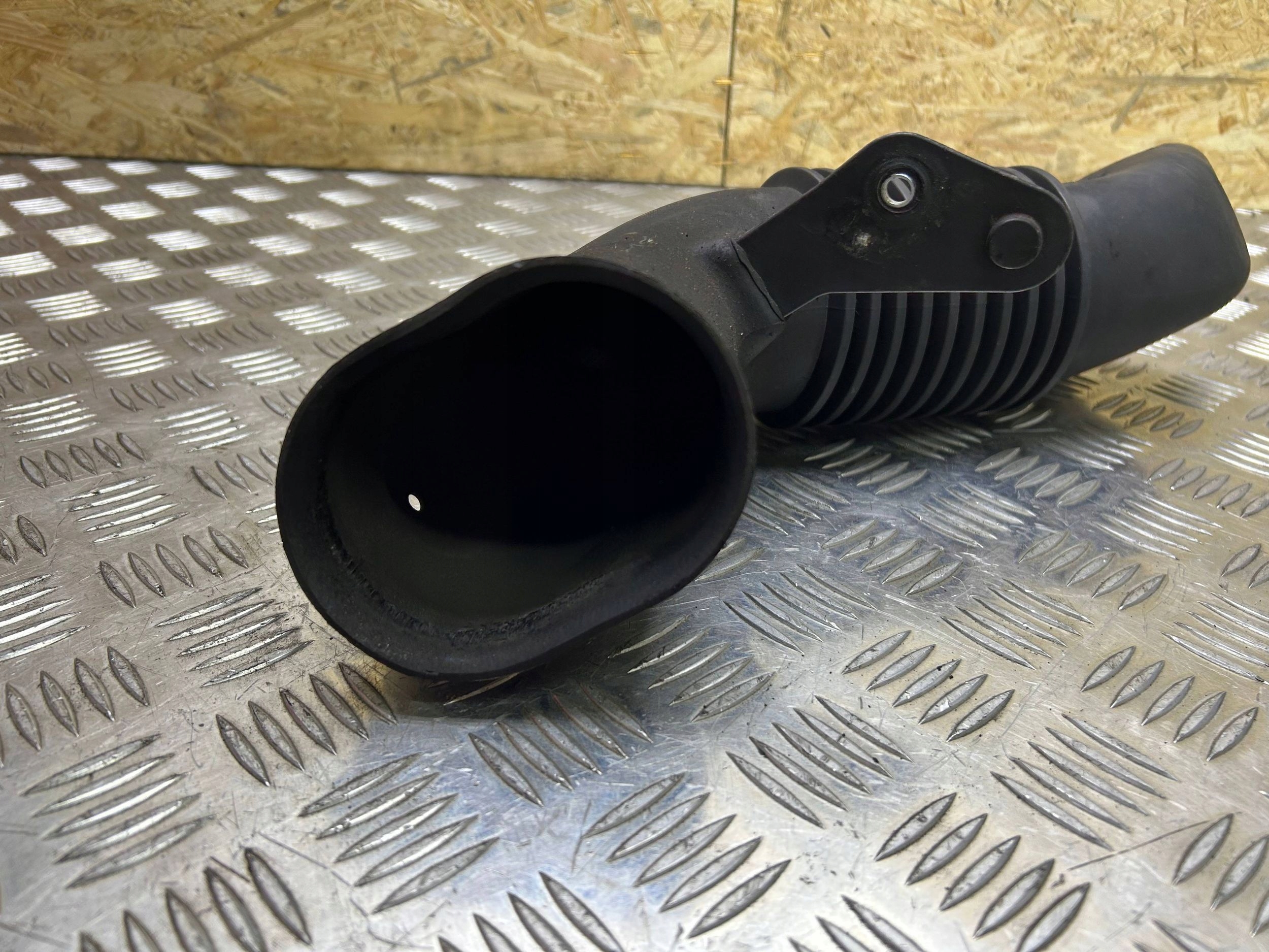Czesc rury dolotu luft BMW 5 E60 E61 2005 7790056