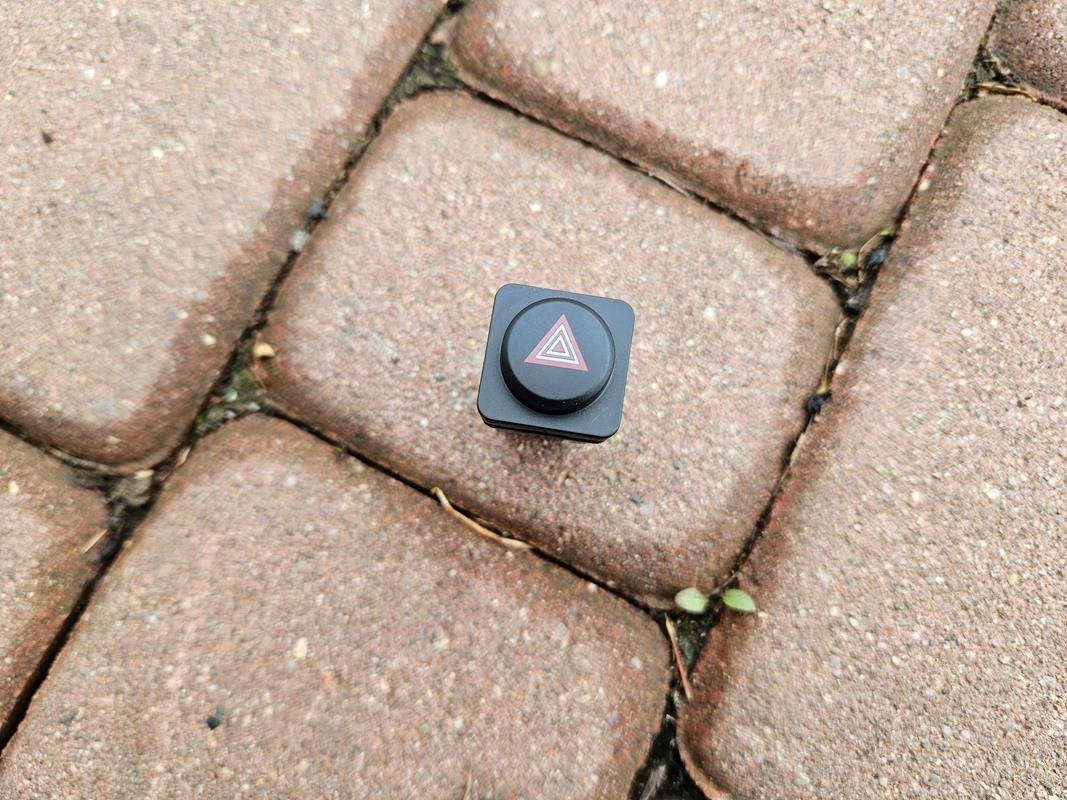 switch of warning lights switch button OPEL GRANDLAND X YP00033477
