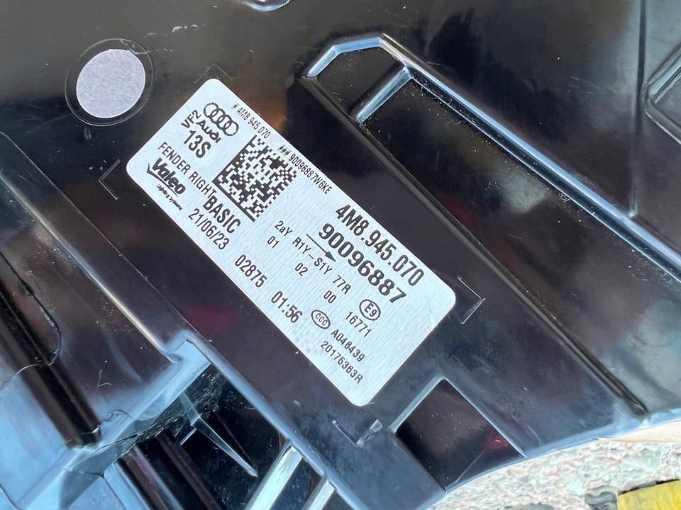 AUDI Q8 4M8 LAMPA PRAWA TYŁ TYLNA LED BASIC 4M8945070 Strona zabudowy prawa