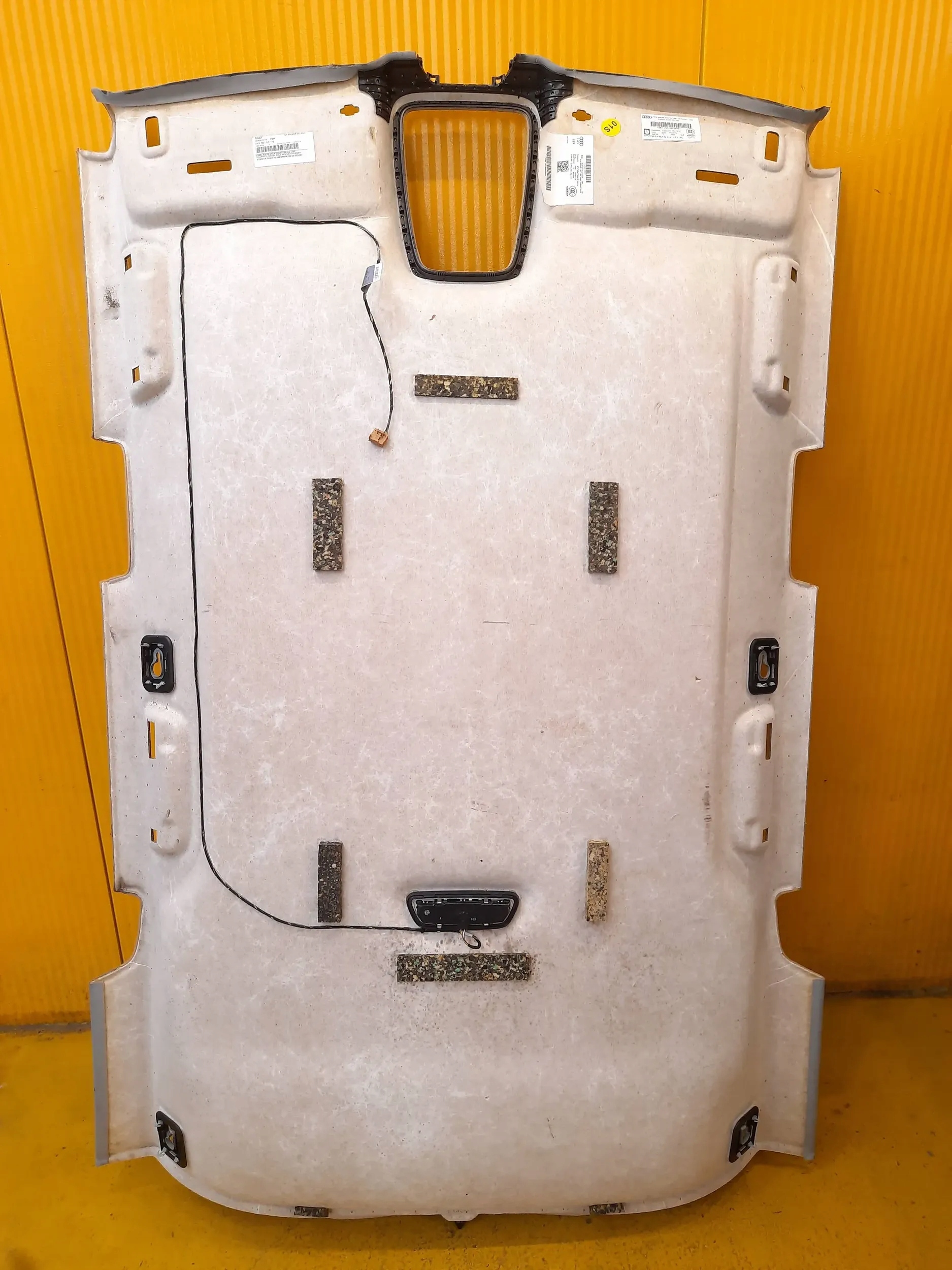 Audi A4 B9 KOMBI PODSUFITKA 8W9867506F Typ samochodu Samochody osobowe