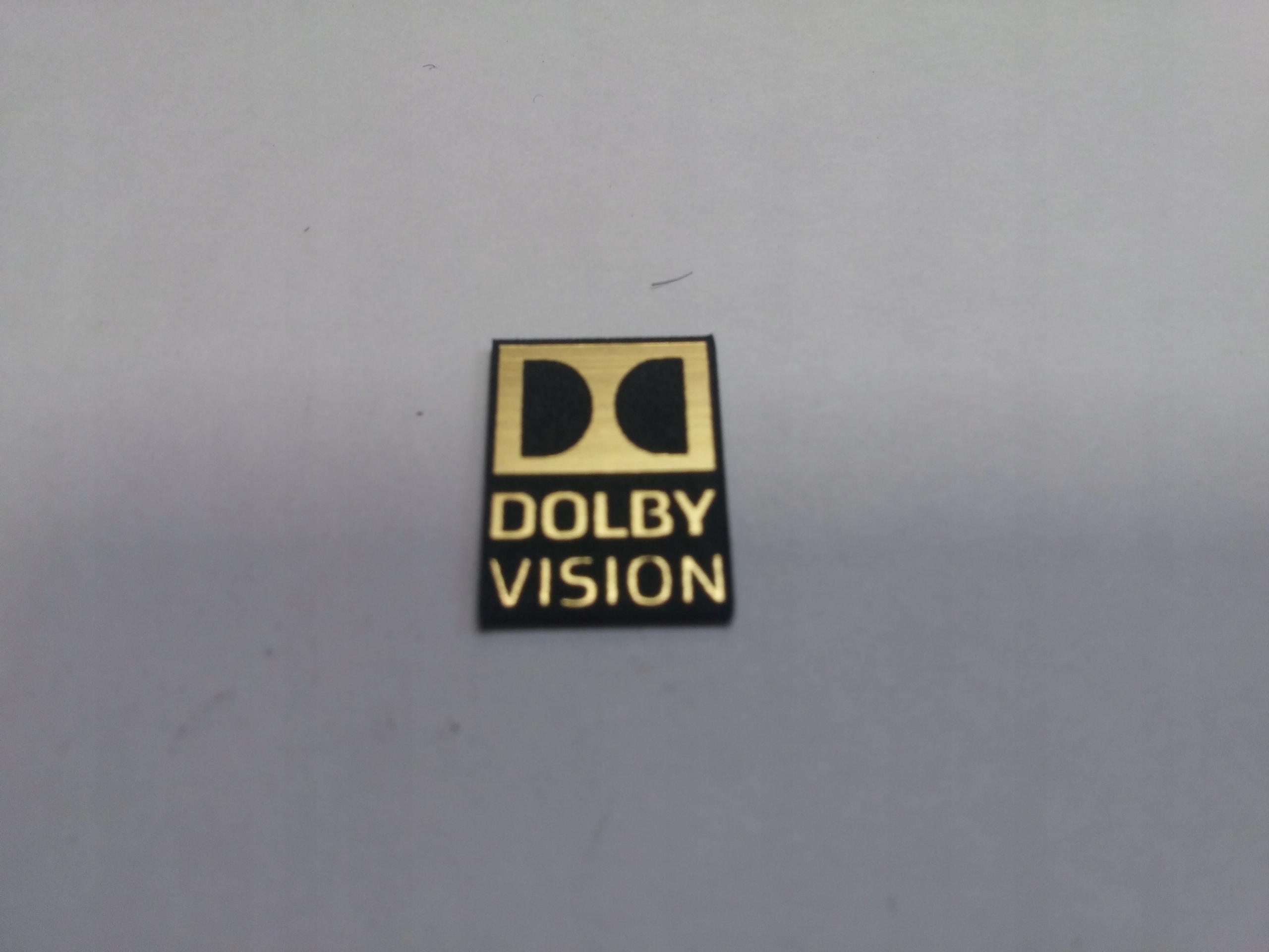 

Dolby Vision naklejka emblemat 12x16 mm * Złota