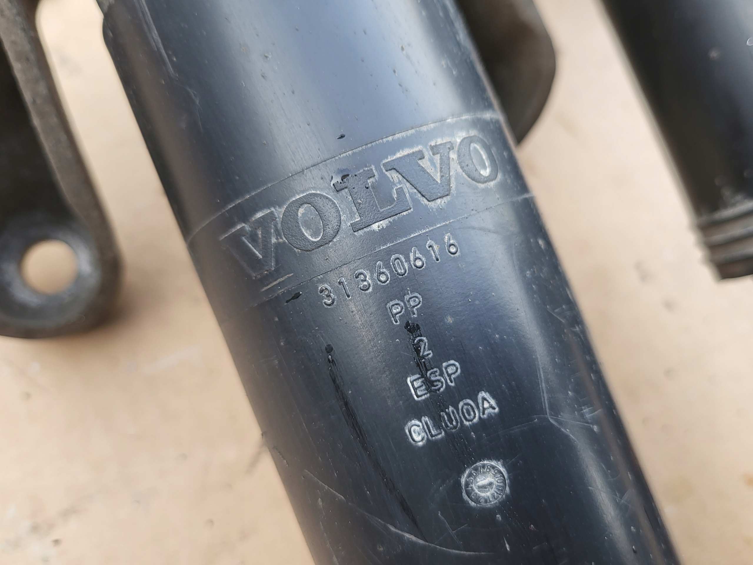 shock absorber right left rear rear part console upper VOLVO XC60 II 2 OE