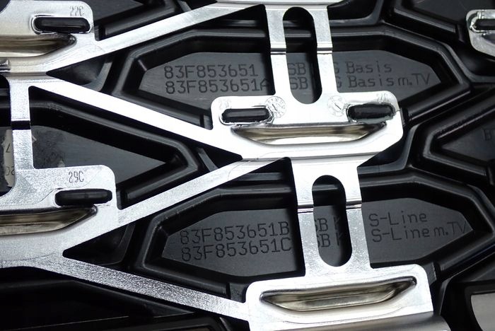 AUDI Q3 II S-LINE 18- grille 83F853651B