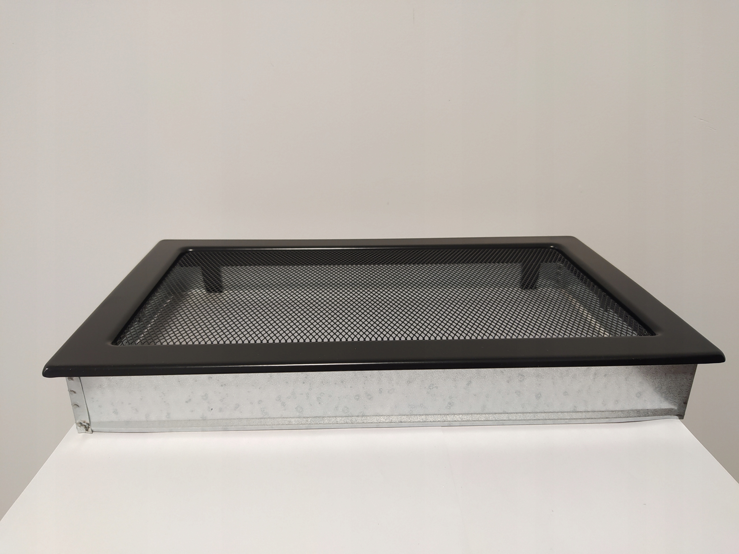 KRATKA KOMINKOWA WENTYLACYJNA 22x37 CZARNA Marka Kratki