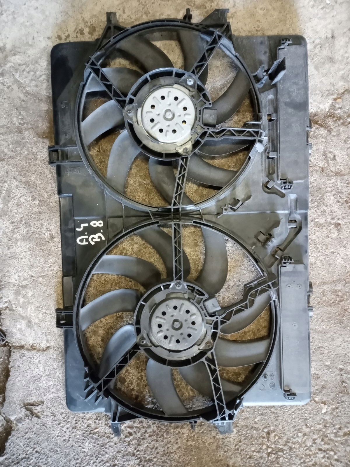 AUDI A4 B8 A5 8T Ventilateurs Radiateur 8K0121003M