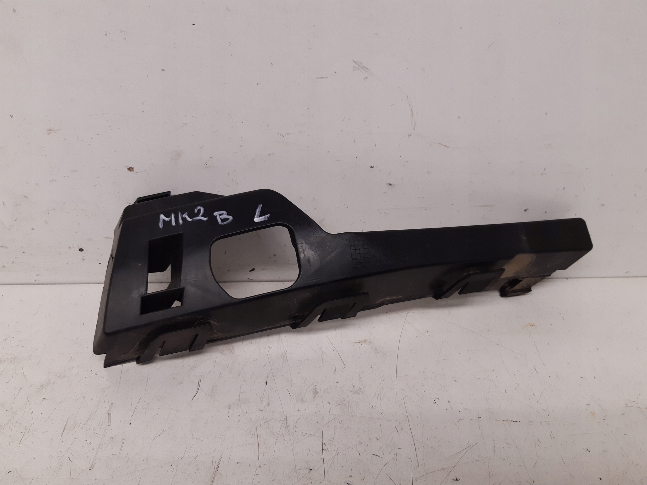 držák levý předek 4M5117E857AC Ford Focus MK2