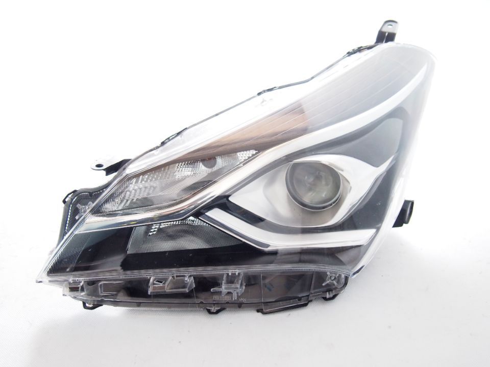 Toyota Yaris III FL 17r Reflektor left light left 3 Lift 2017