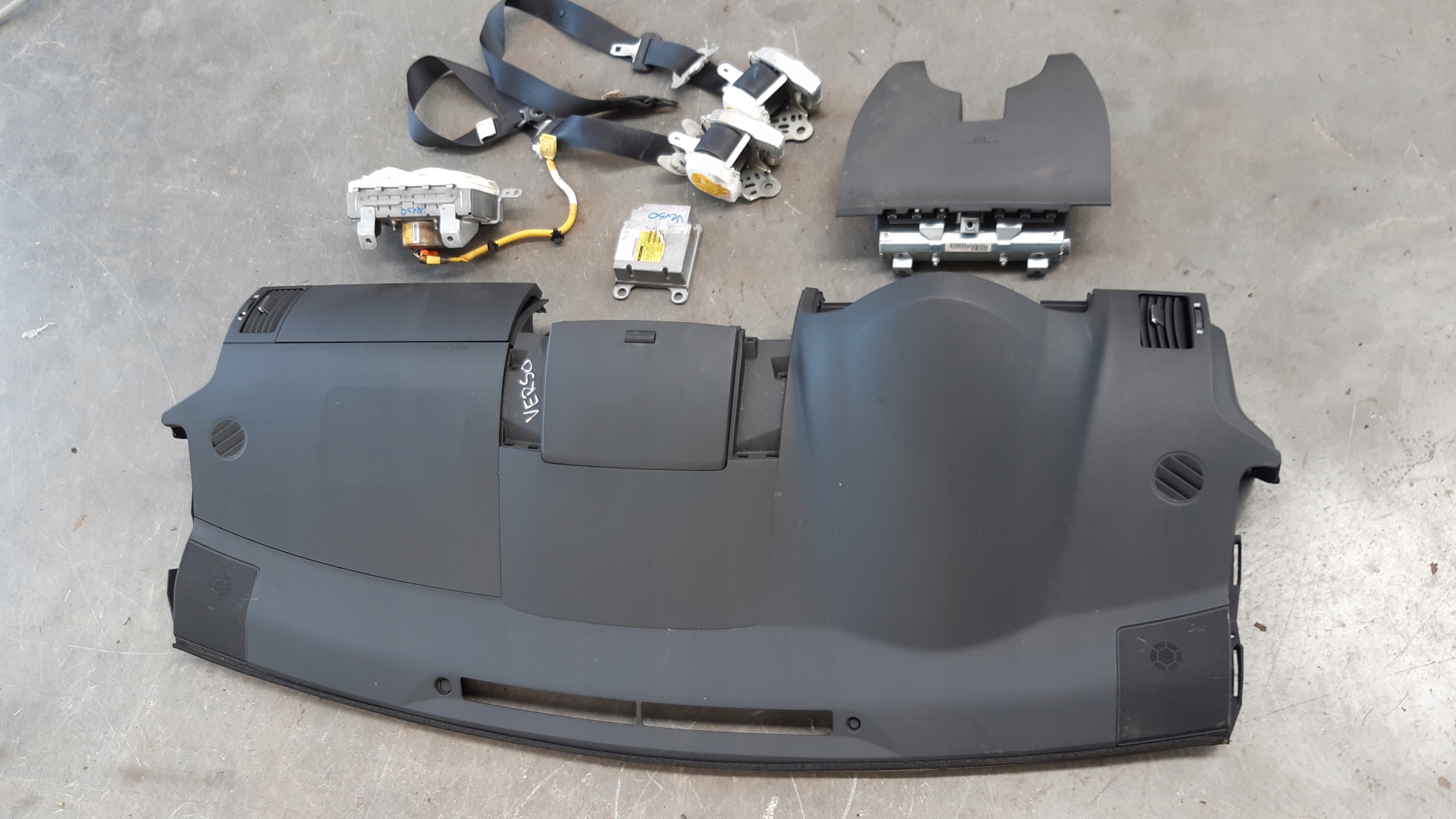 dashboard console airbags sensor tension belts kpl Toyota Corolla Verso II