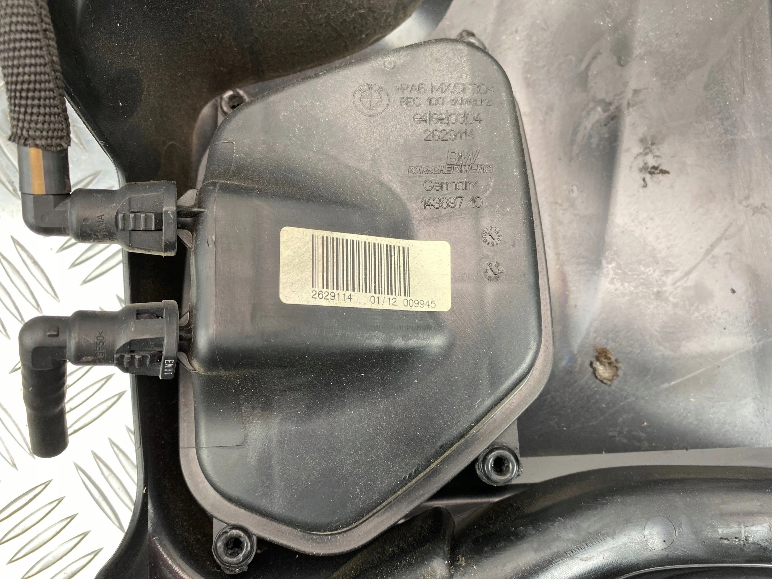 BMW OE 2.0 cover upper of the engine 7589053