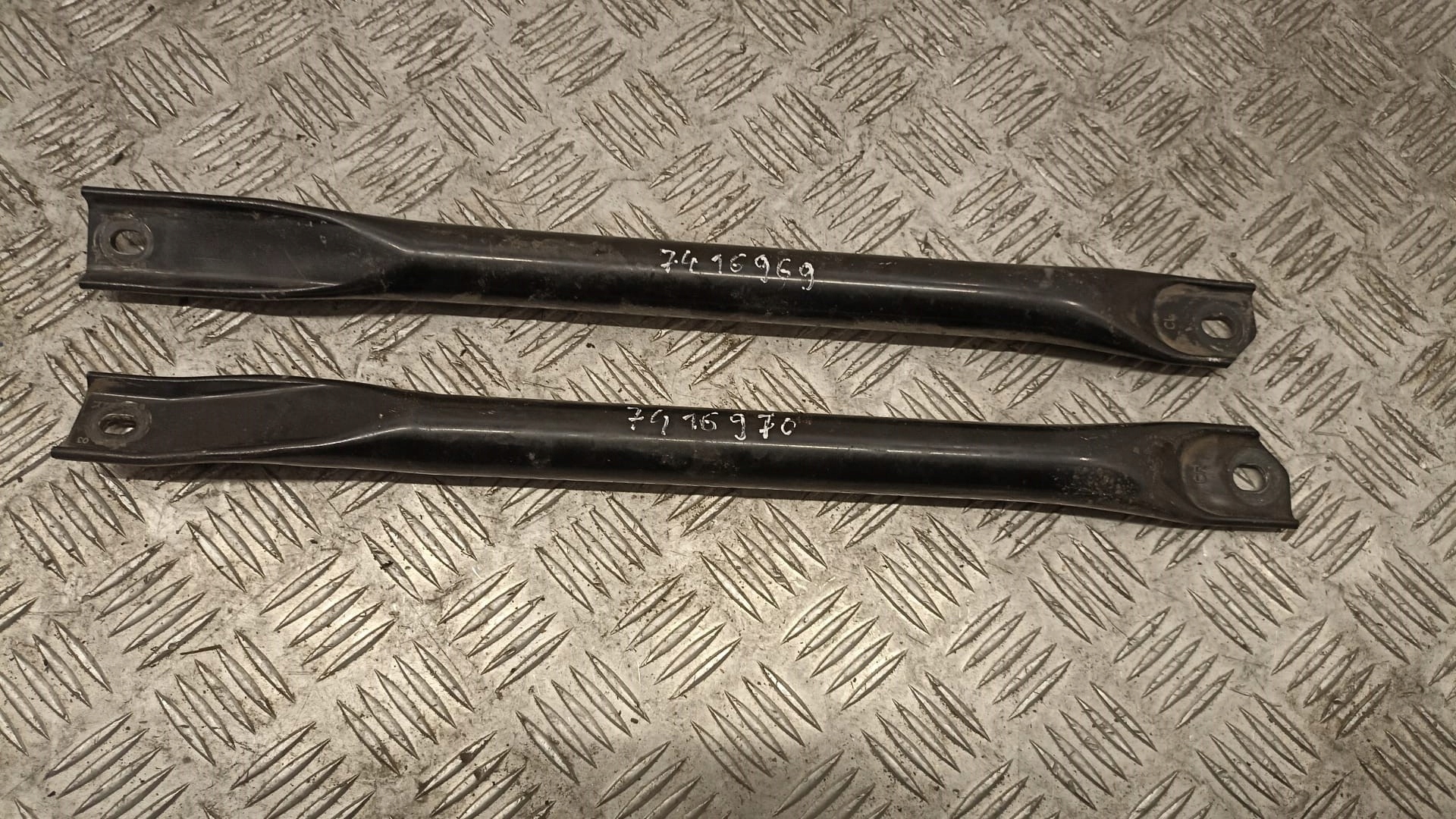 BMW G30 G31 podpěra předek 7416969 7416970