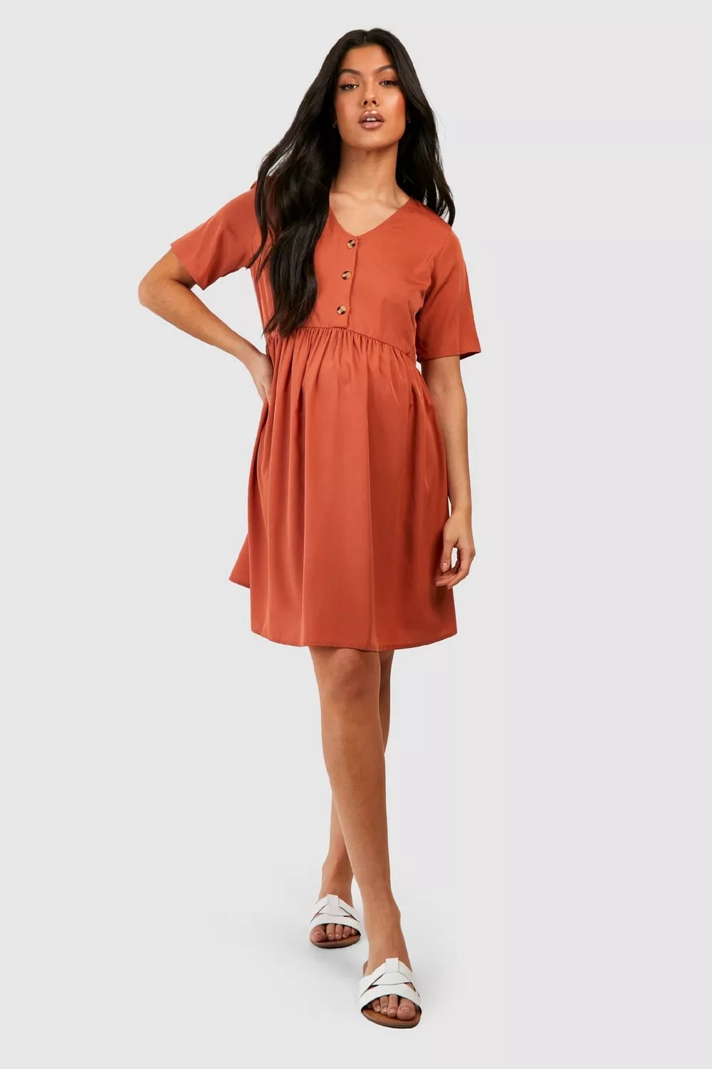 BOOHOO SATYNOWA SUKIENKA CIĄŻOWA ROZKLOSZOWANA DO KOLAN BRĄZOWA S 36 Dekolt serek/dekolt V