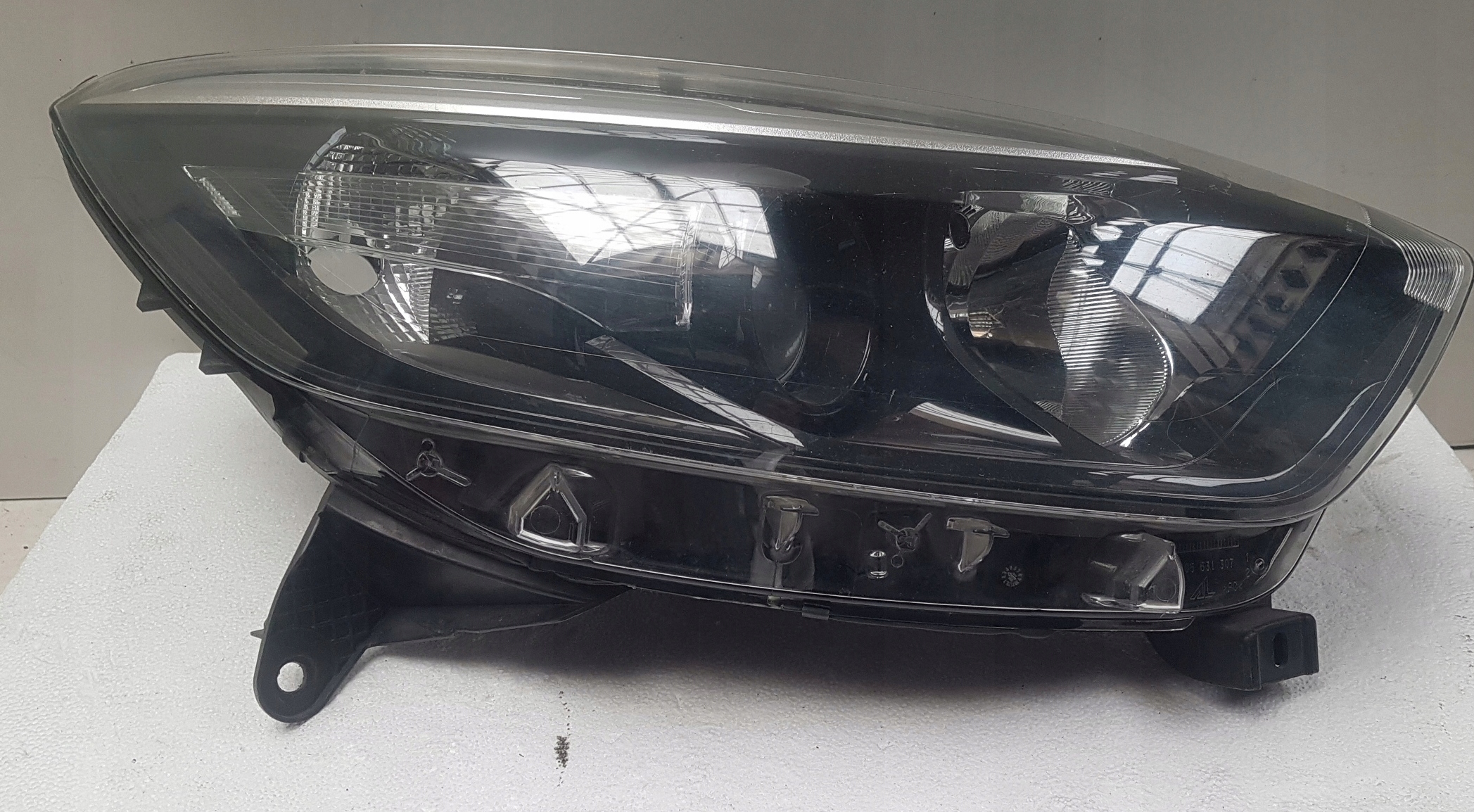 renault CAPTUR 1 и фара правая передняя 260105066R