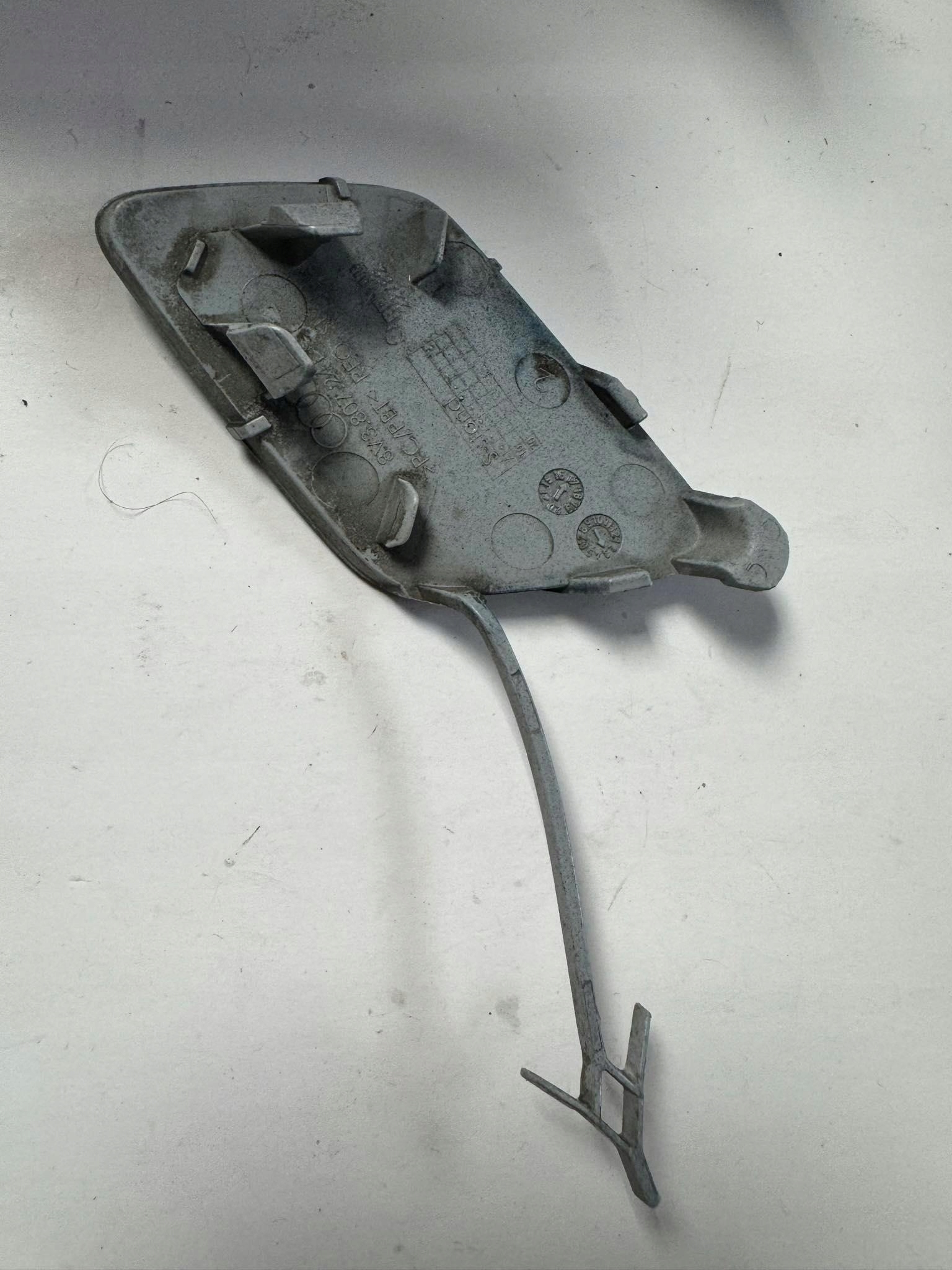 AUDI A3 8V LIFT -> Abschleppöse der Stoßstange vorne 8V3807241C
