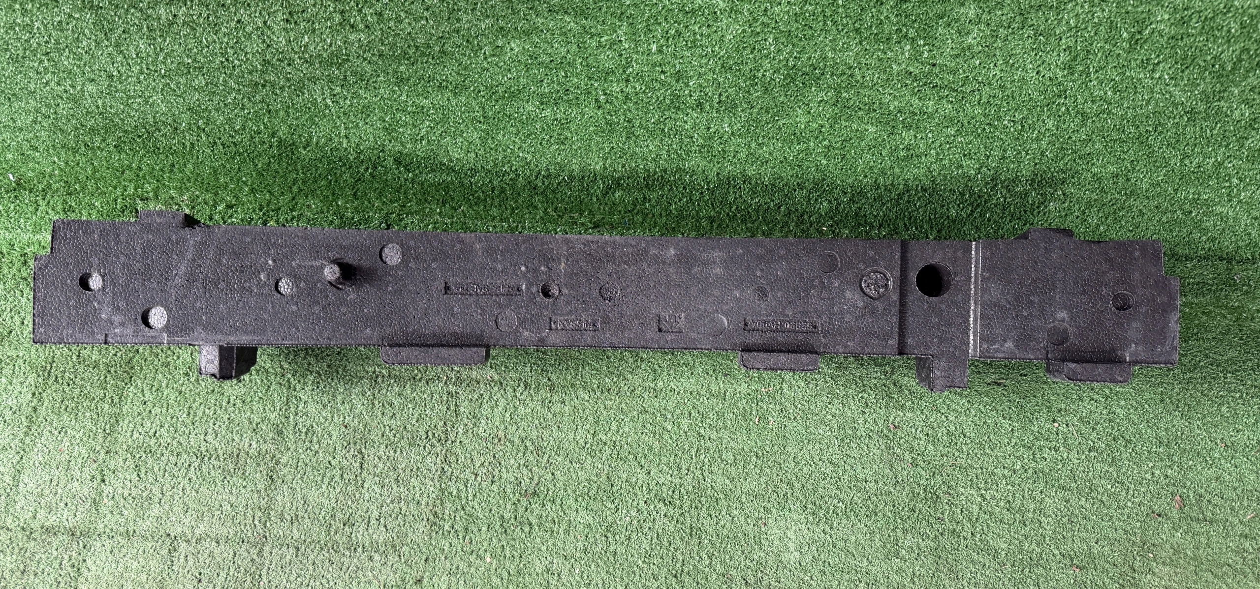NISSAN QASHQAI J11 ABSORBER nárazníku předek 62090HV00A