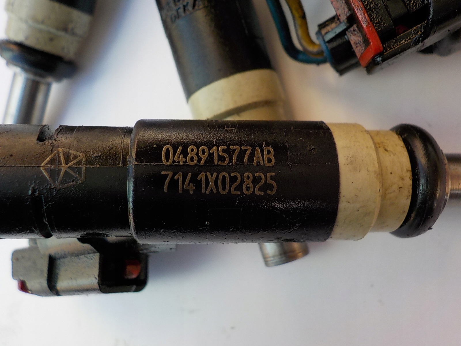 DODGE CALIBER 2.0 B injector 04891577AB