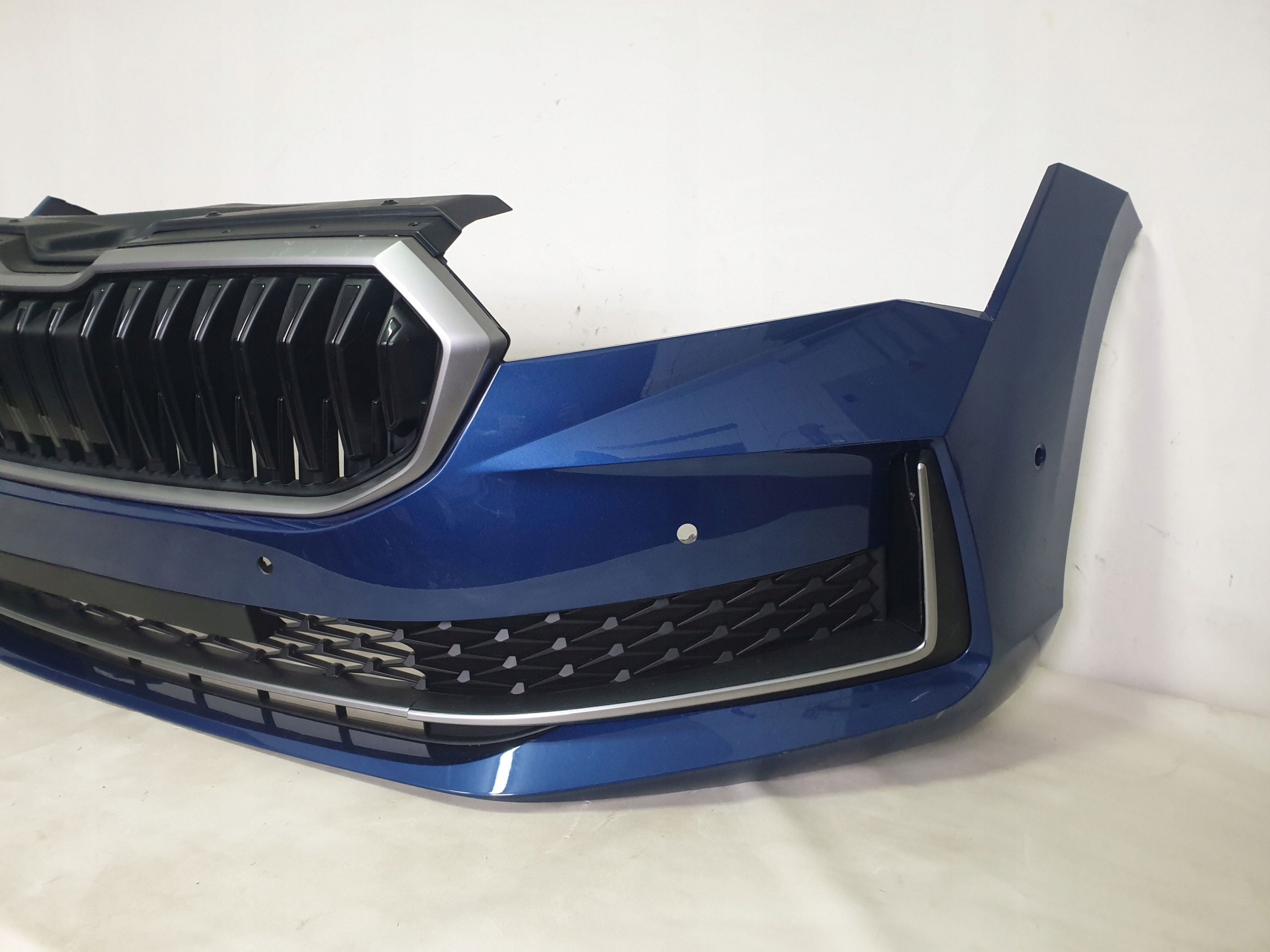 SKODA SUPERB IV 3P0 23-> bumper front front 6 x PDC cover 3P0807221