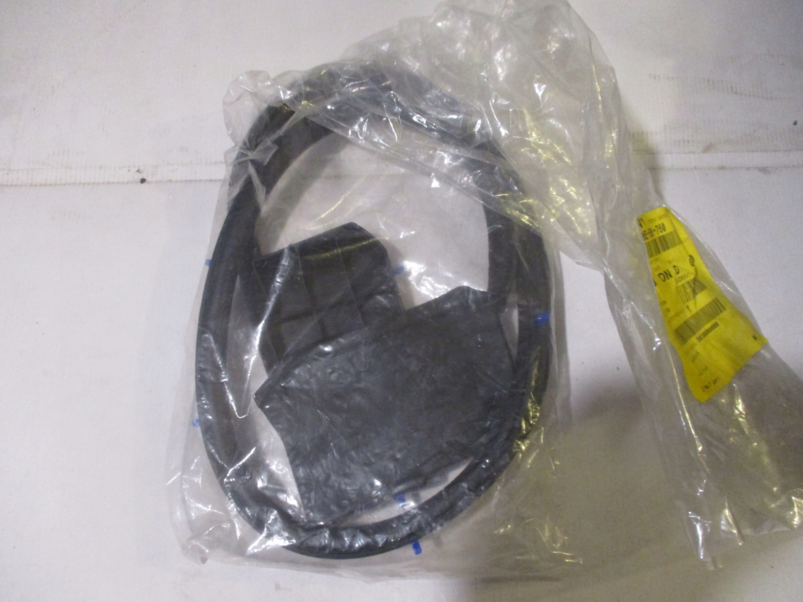 MAZDA CX - 3 ПРОКЛАДКА КАПОТА ЗАДНЯЯ D10E56760 PN