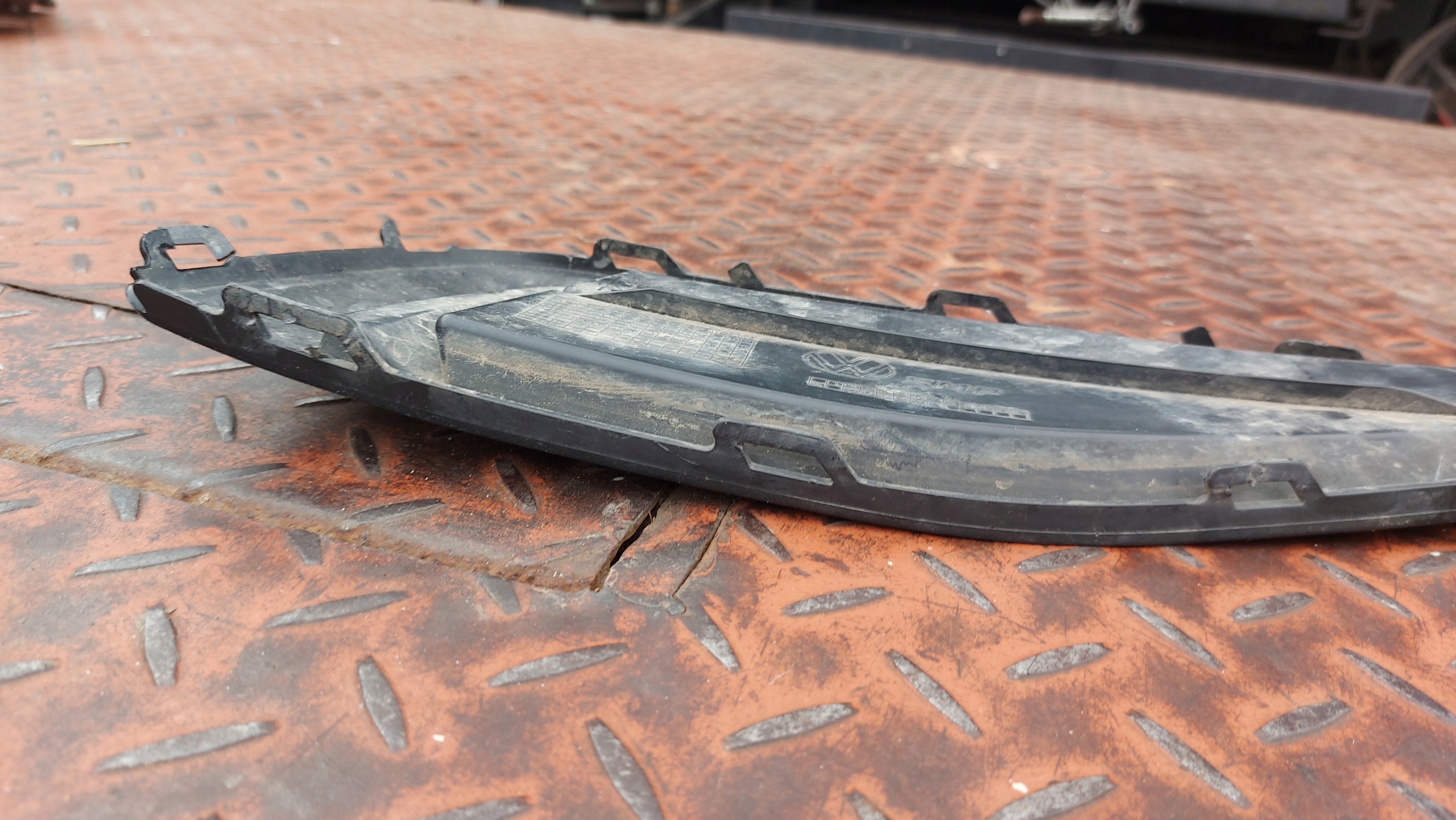 grid of a bumper left left front VW VOLKSWAGEN PASSAT B8 19