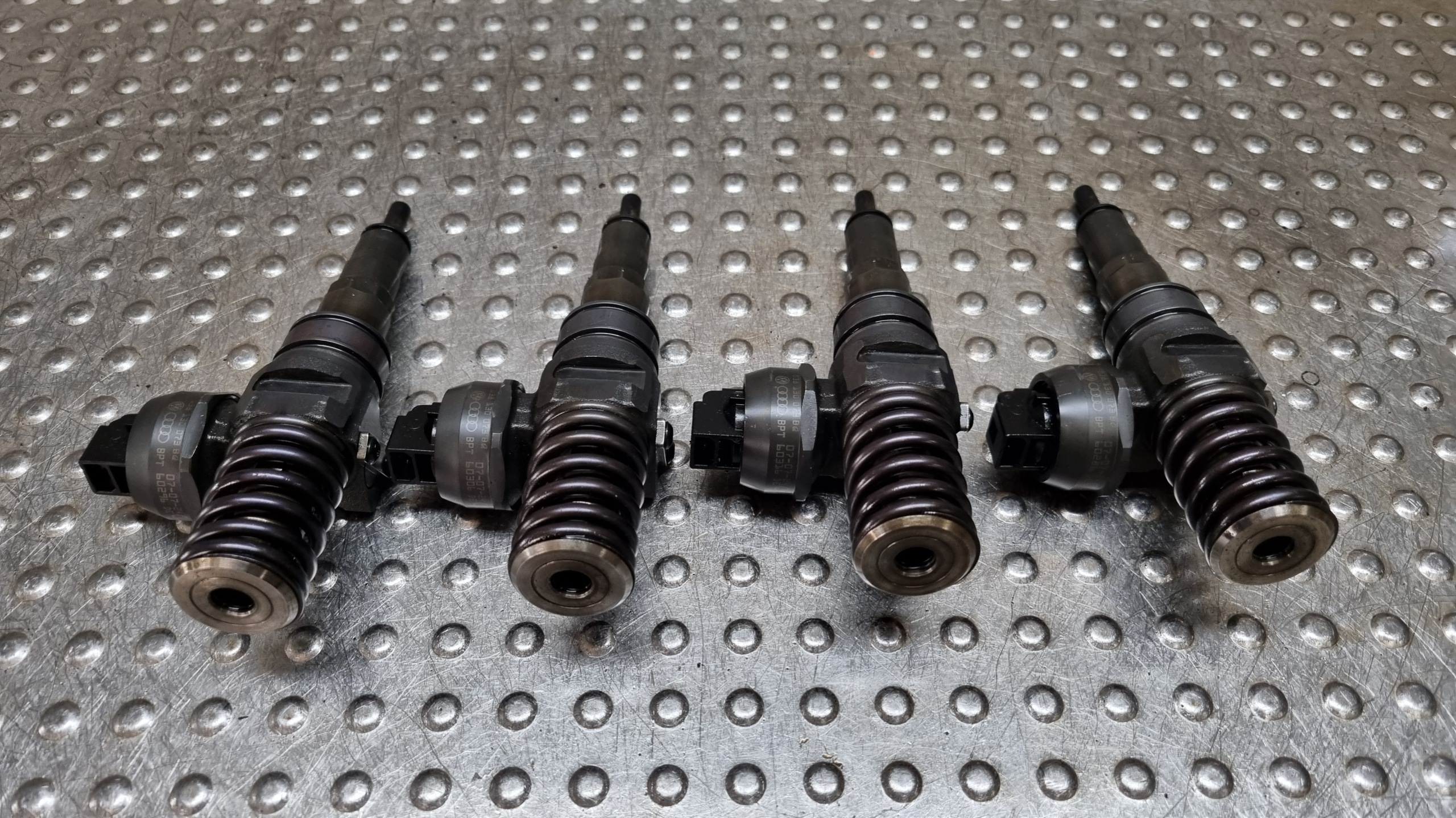 Einspritzdüse Einspritzdüse 038130073BQ VW PASSAT B6 GOLF V OCTAVIA II A3 8P 2.0 TDI