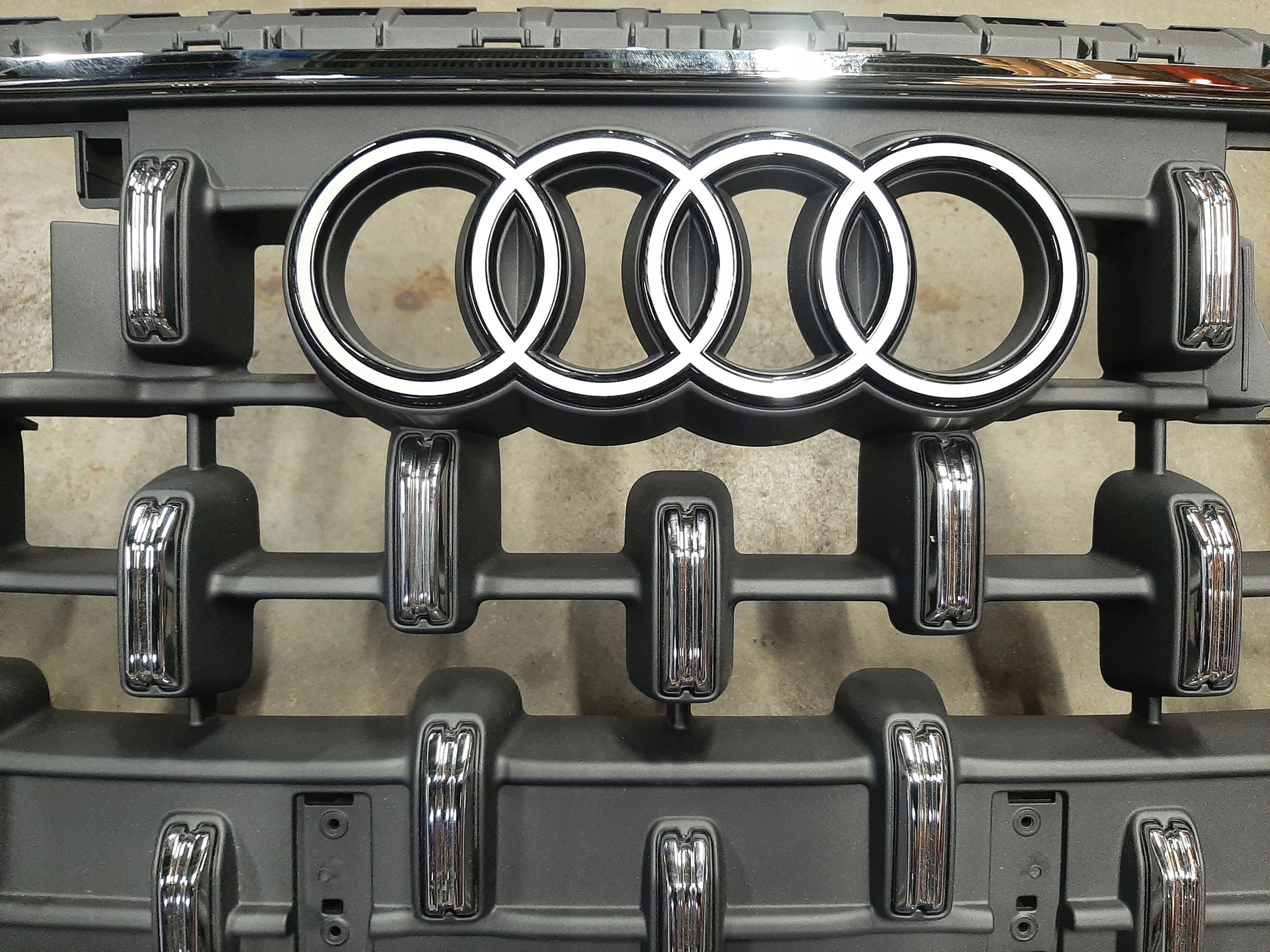 Audi Q8 2003 S-Line Nowe Atrapa Grill Front 4M8853651BP CF CH CJ Stan opakowania zastępcze
