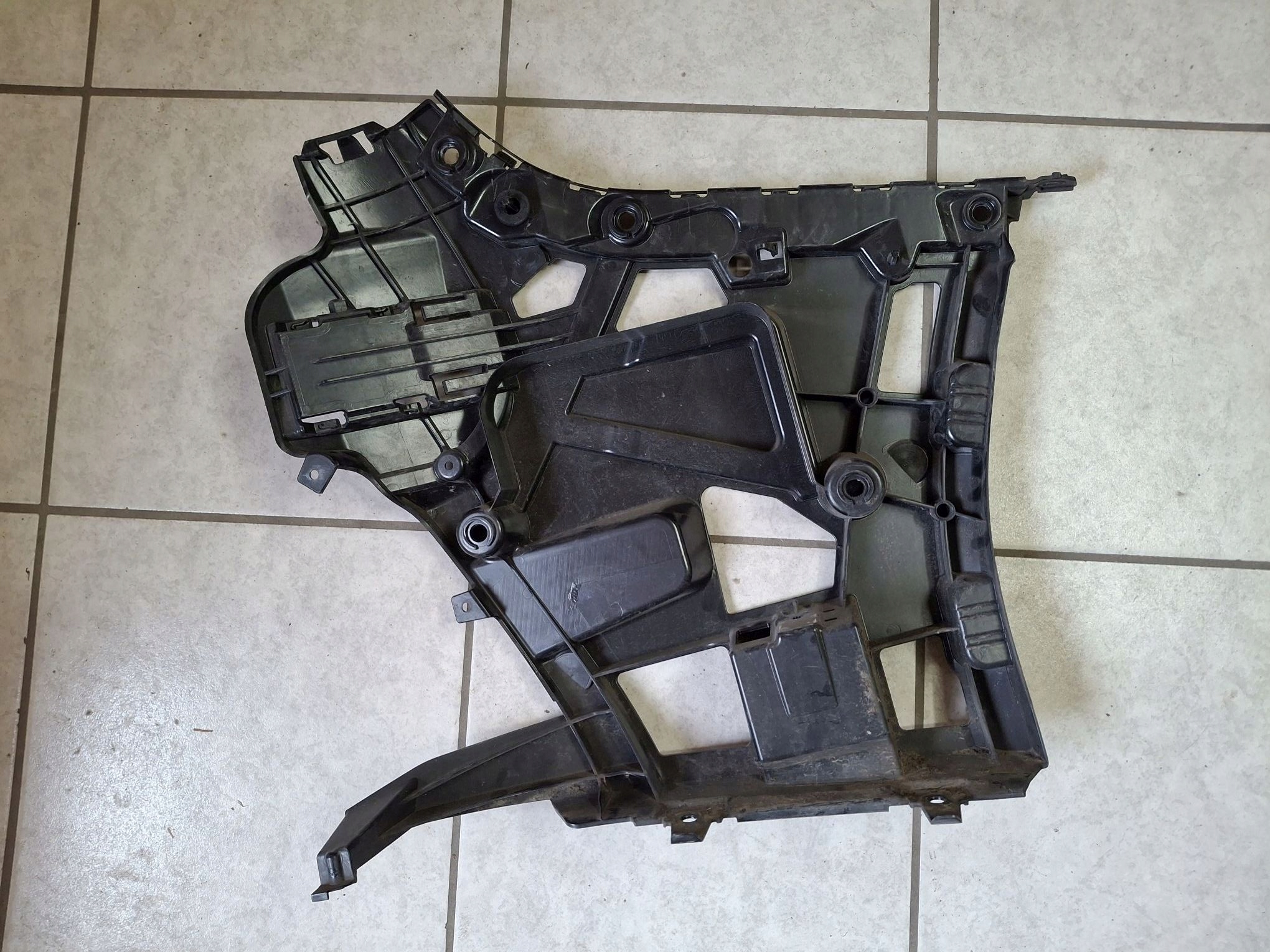 right or left bumper bracket of the rear BMW 3 G21 2018->