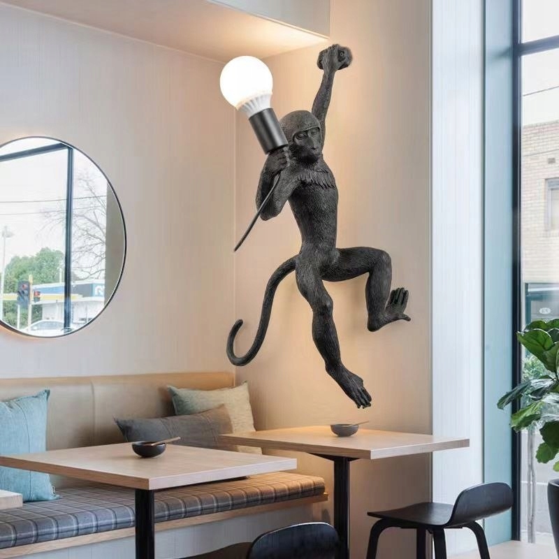 Štýlová nástenná lampa opička (ľavá labka)