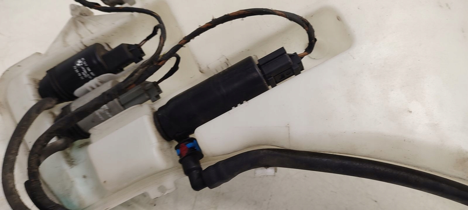 Behälter Spritzdüse Behälter BMW E90 E91 LIFT 2,0D