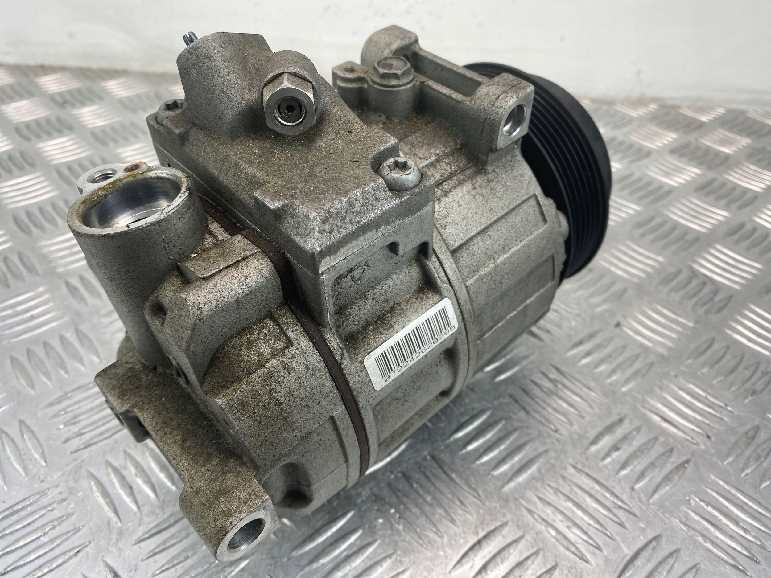 Mercedes E200 W212 1.8 CGI compressor; compressor of the air conditioning A0022304511