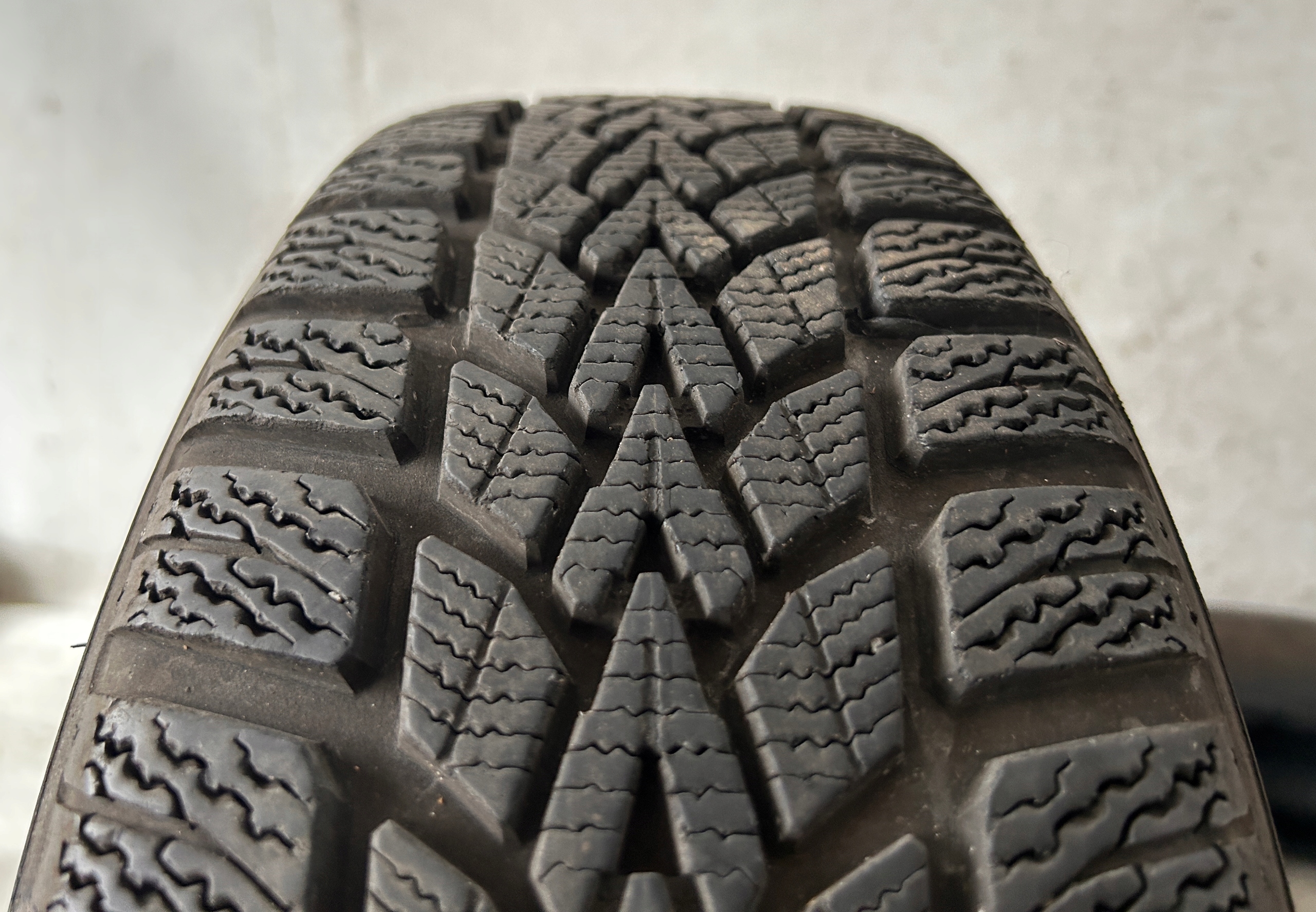 2X tyre DUNLOP WINTER RESPONSE 2 185/60R15 84T