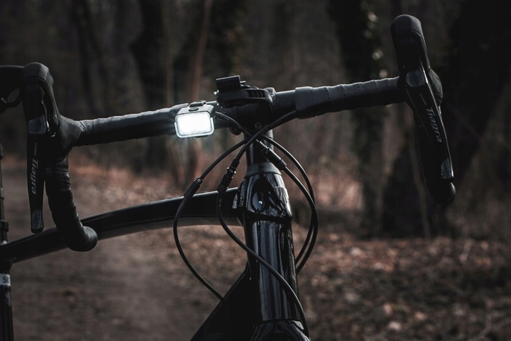 LAMPKA ROWEROWA PRZÓD NA KIEROWNICE ŚWIATŁO LED OŚWIETLENIE ROWER USB VAYOX Kolor dominujący czarny