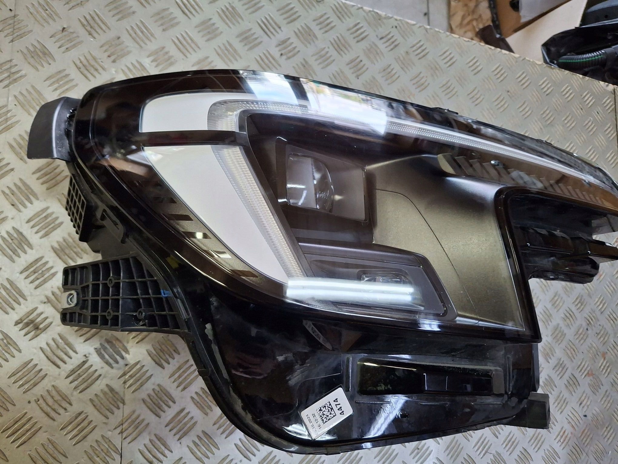 svetlo pravá predná FULL LED FORD EXPLORER EV 2023R->