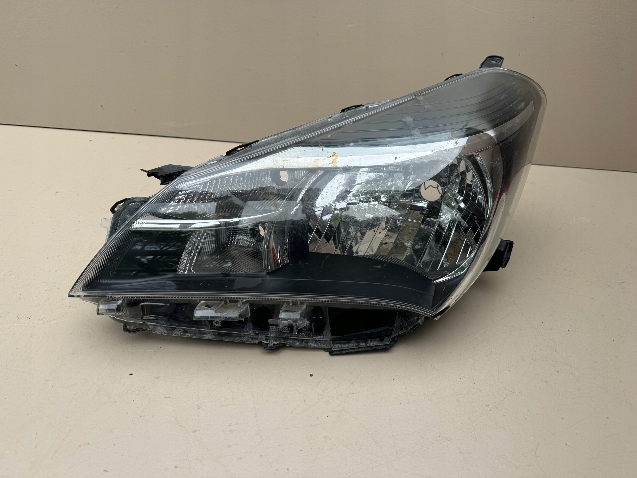 TOYOTA YARIS 3 III 10-14r ФАРА ЛІВИЙ ПЕРЕД ПЕРЕД ЛІВА ПЕРЕДНЯ