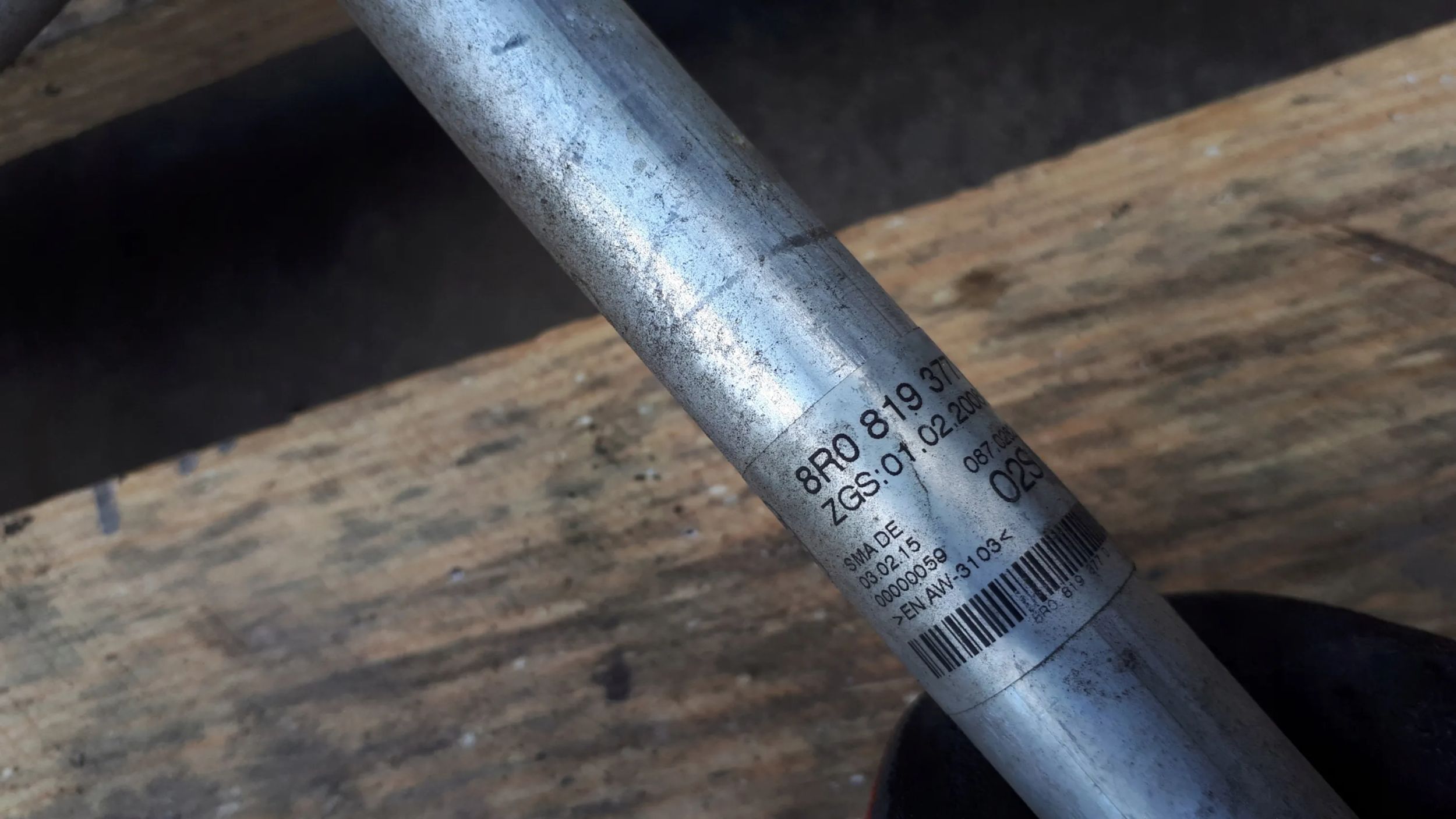 SQ5 8R Q5 prijenos cijevčica vode 3.0 TFSI 8R0819377D