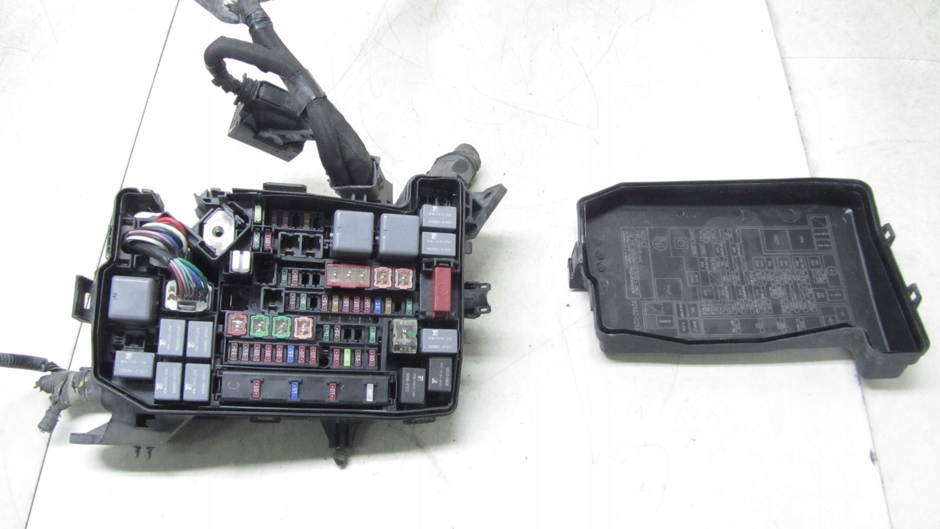 TOYOTA AURIS II 1.8H SKRZYNKA BEZPIECZNIKÓW 12-