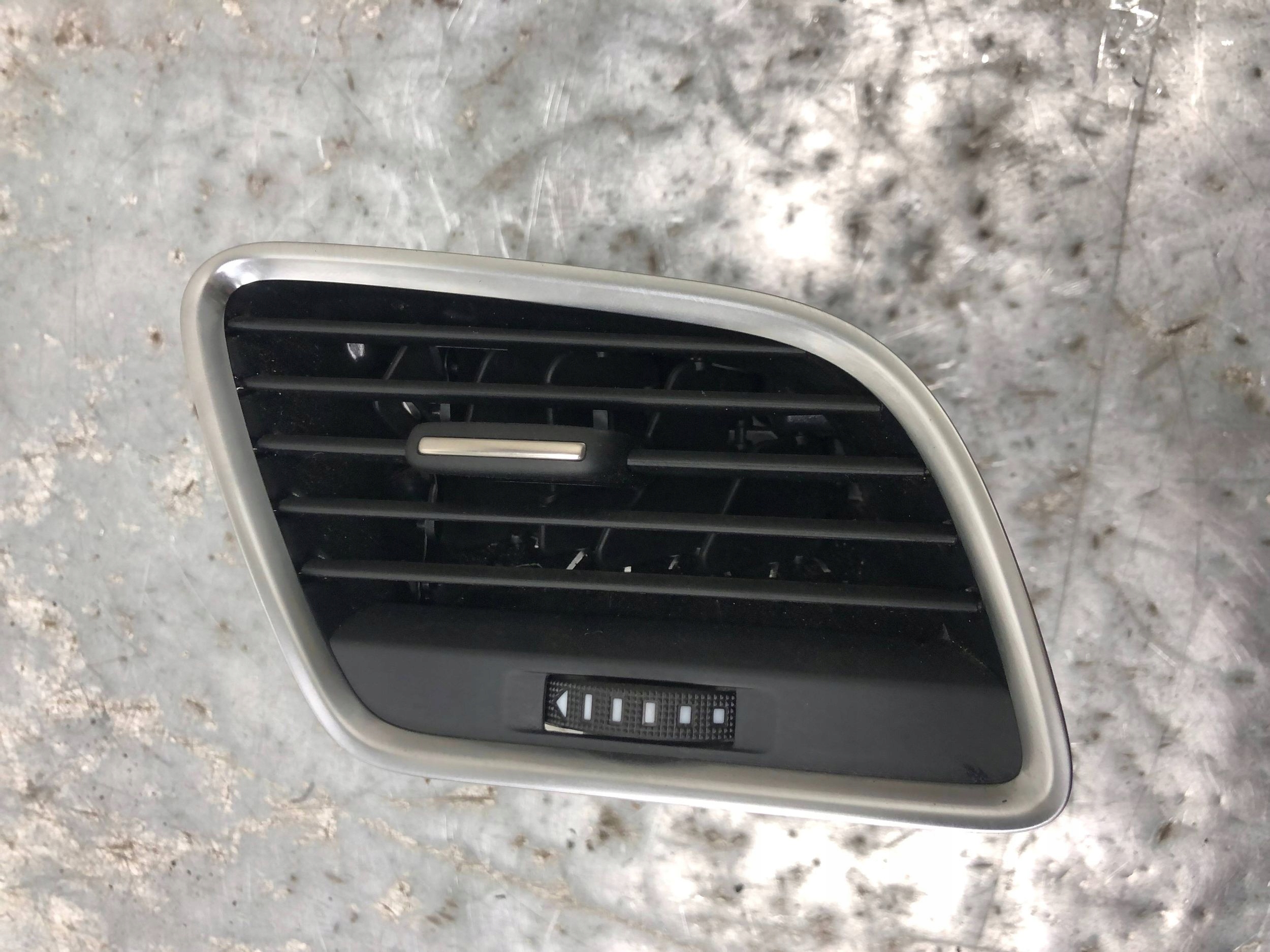 AUDI Q3 8U grid air conditioning devices consoles right 8U1820902C