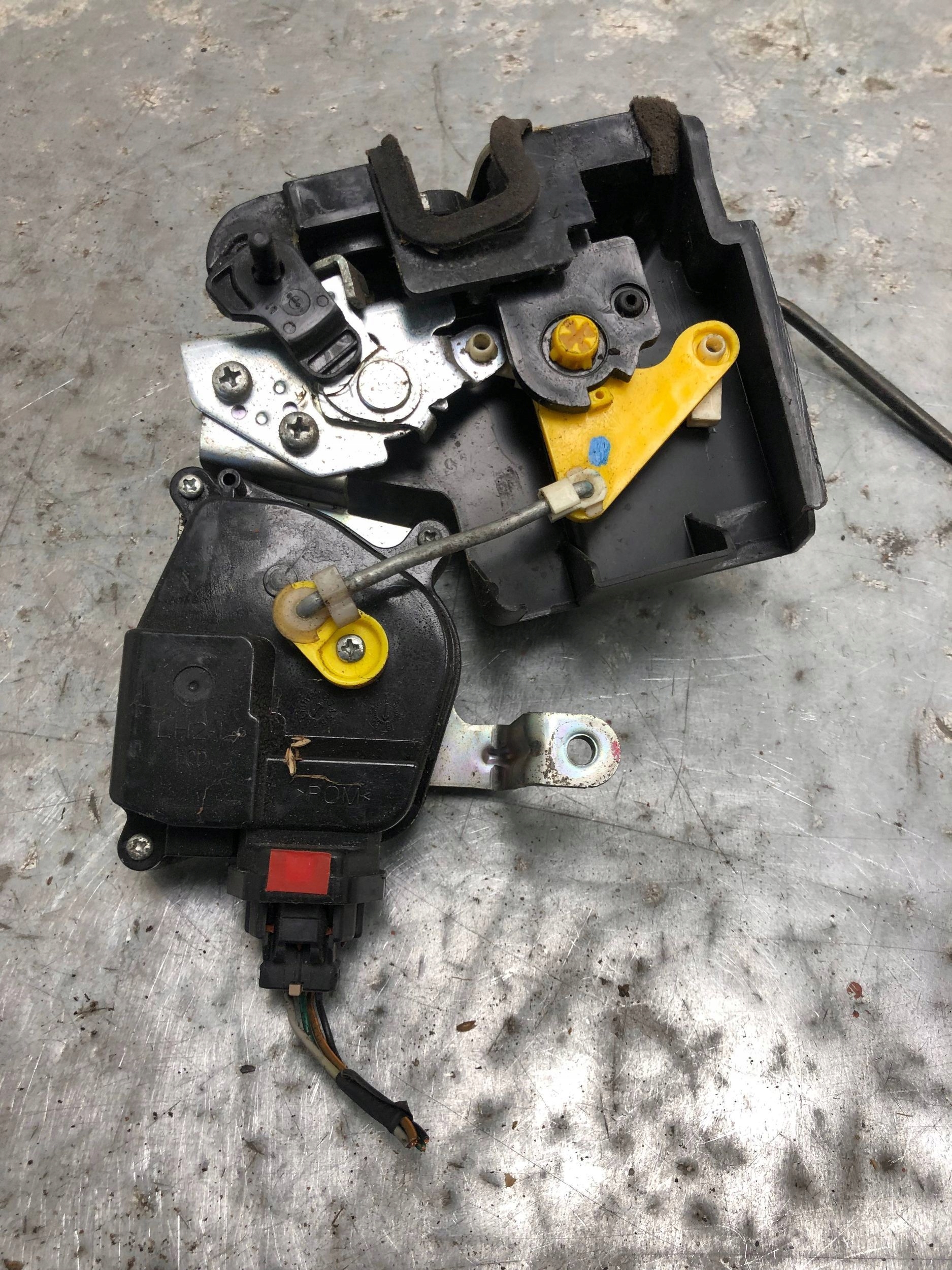 lock door left rear part KIA RIO II